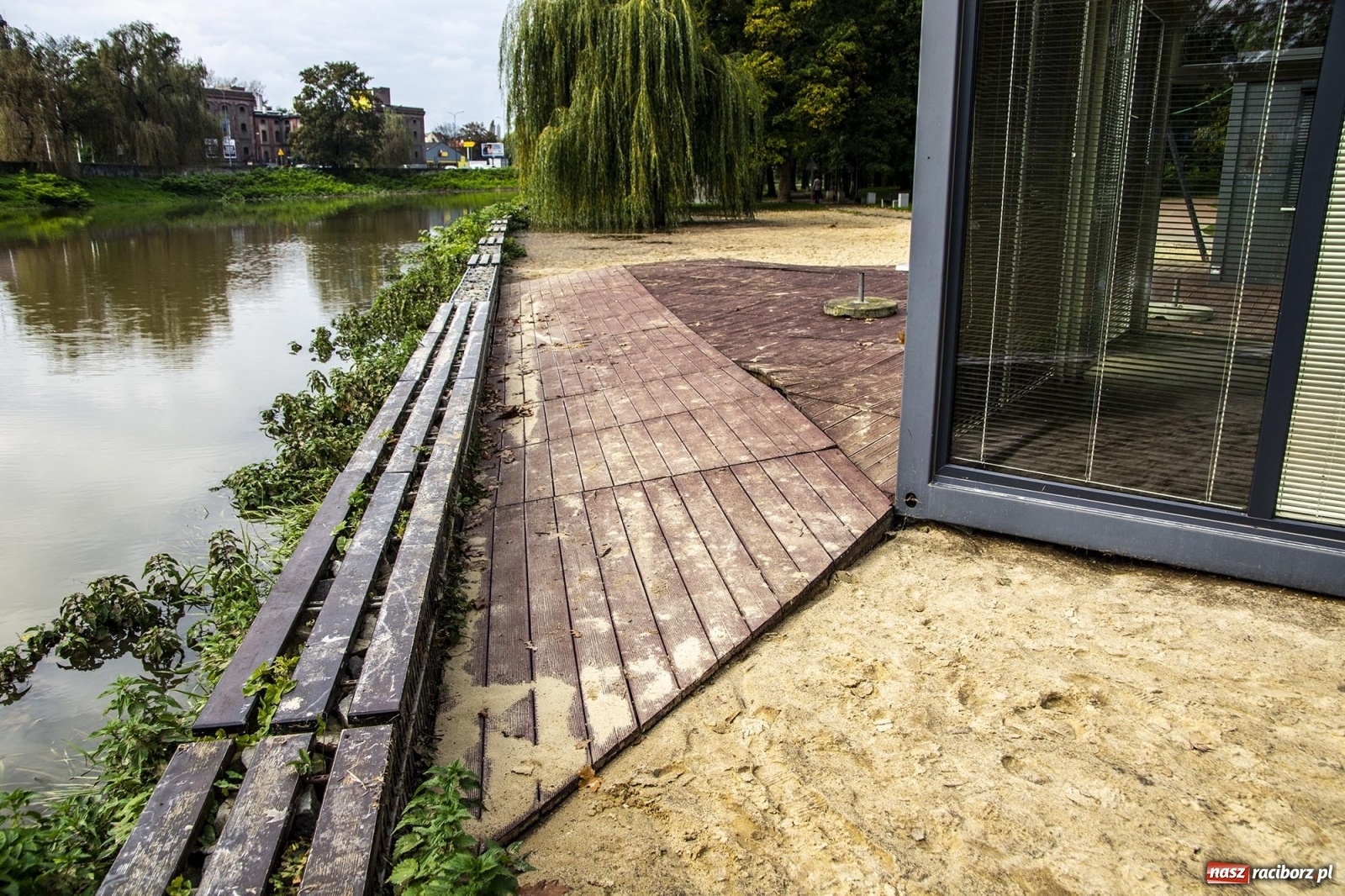 Zdjęcie w galerii na portalu naszraciborz.pl: Wojewoda odwołał pogotowie przeciwpowodziowe. Bulwary w opłakanym stanie wiadomości z regionu