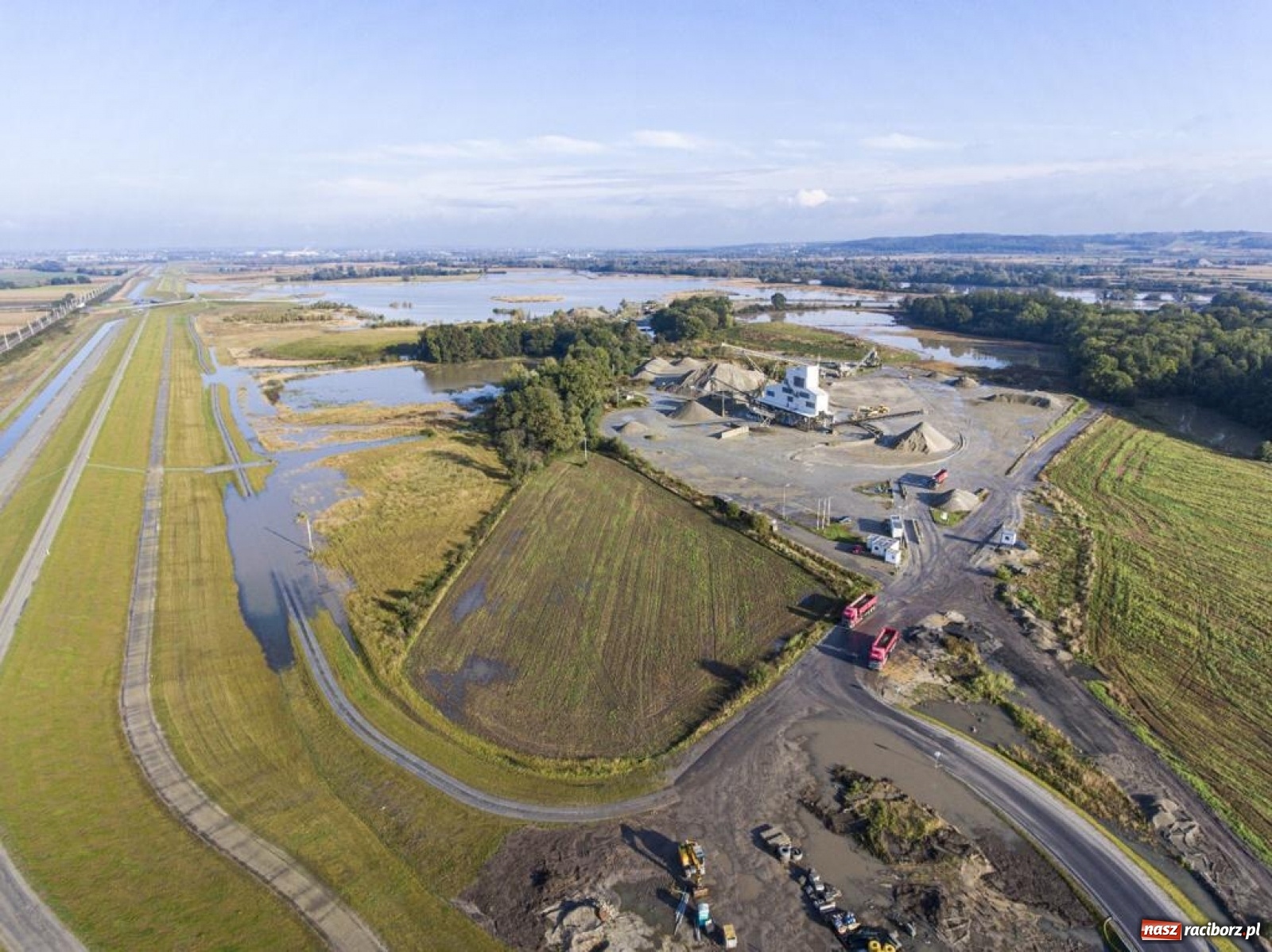 Zdjęcie w galerii na portalu naszraciborz.pl: Meandry Odry to teraz jedno wielkie rozlewisko. Ścieżka rowerowa zamknięta [FOTO] wiadomości z regionu