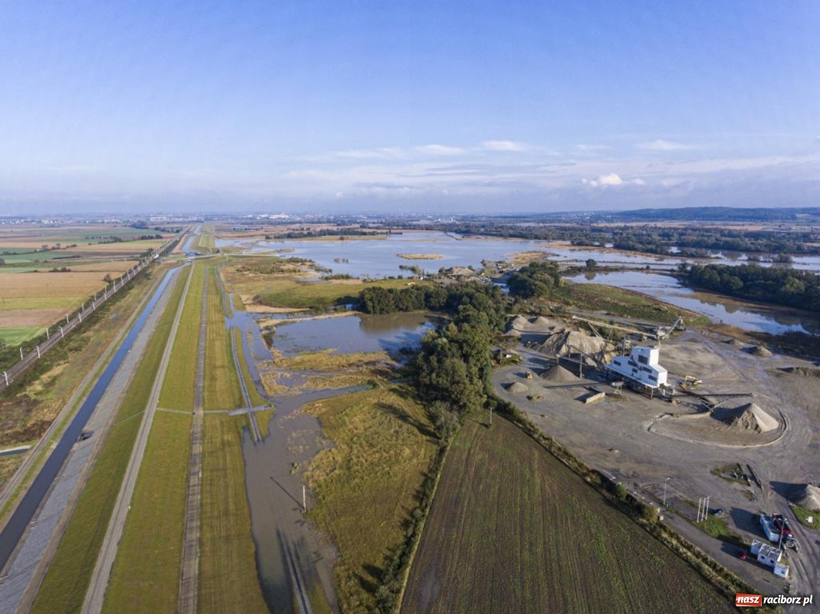 Zdjęcie w galerii na portalu naszraciborz.pl: Meandry Odry to teraz jedno wielkie rozlewisko. Ścieżka rowerowa zamknięta [FOTO] wiadomości z regionu