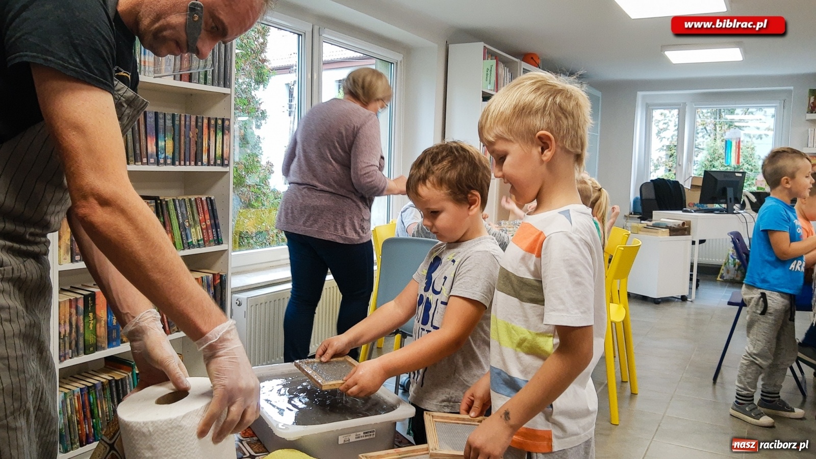 Zdjęcie w galerii na portalu naszraciborz.pl: Papierowy zawrót głowy w bibliotece w Brzeziu wiadomości z regionu