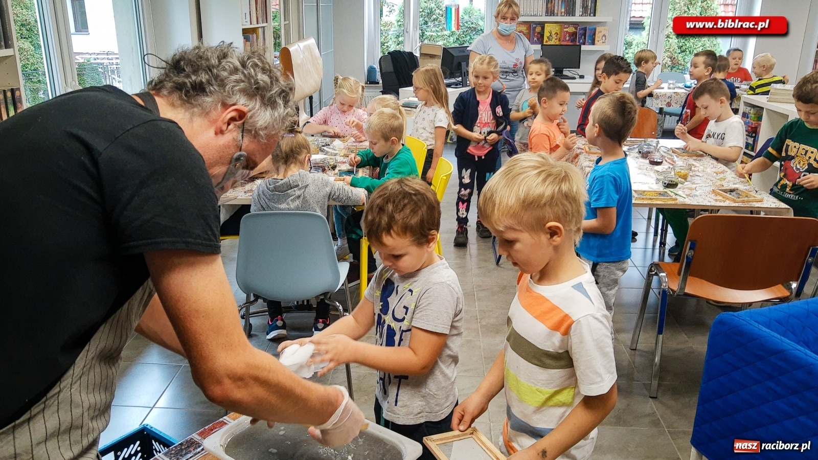 Zdjęcie w galerii na portalu naszraciborz.pl: Papierowy zawrót głowy w bibliotece w Brzeziu wiadomości z regionu