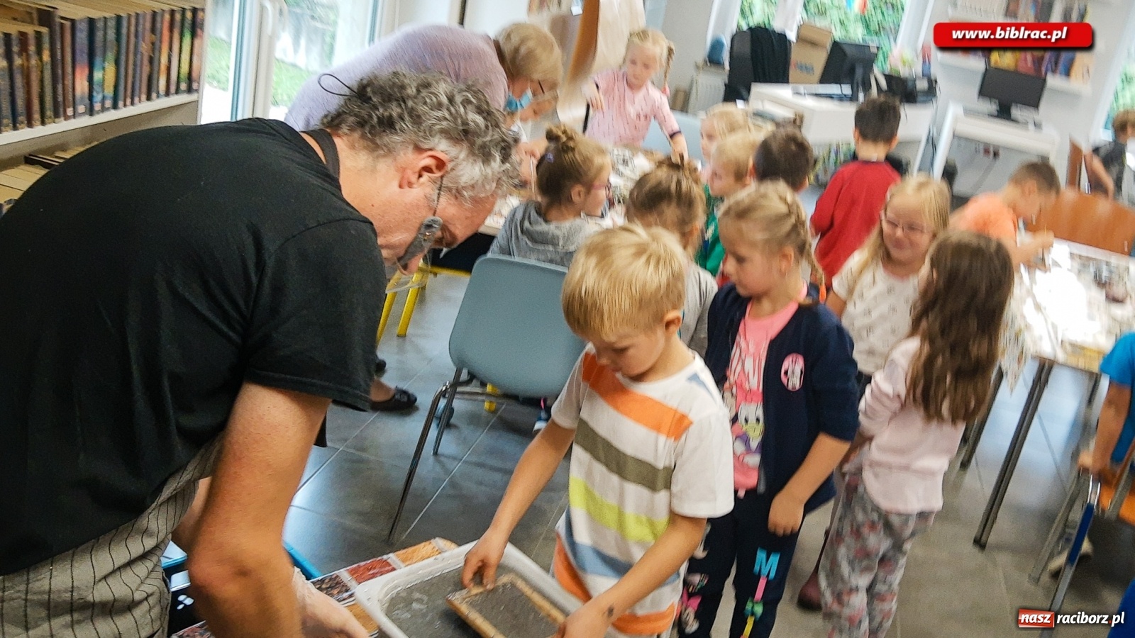 Zdjęcie w galerii na portalu naszraciborz.pl: Papierowy zawrót głowy w bibliotece w Brzeziu wiadomości z regionu