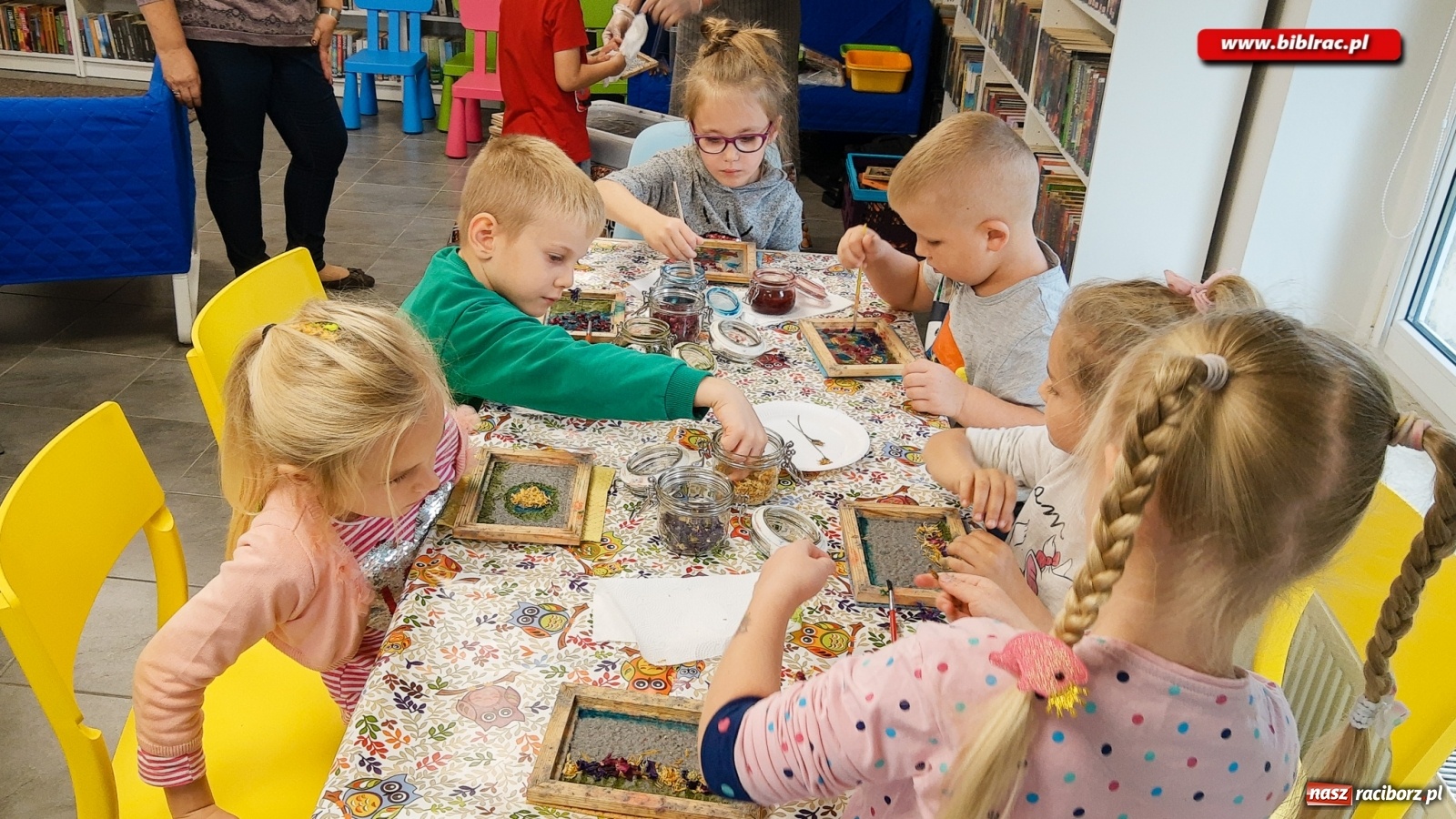 Zdjęcie w galerii na portalu naszraciborz.pl: Papierowy zawrót głowy w bibliotece w Brzeziu wiadomości z regionu