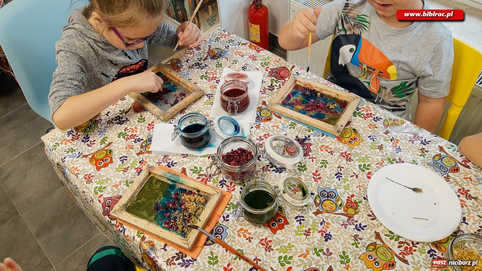 Zdjęcie w galerii na portalu naszraciborz.pl: Papierowy zawrót głowy w bibliotece w Brzeziu wiadomości z regionu