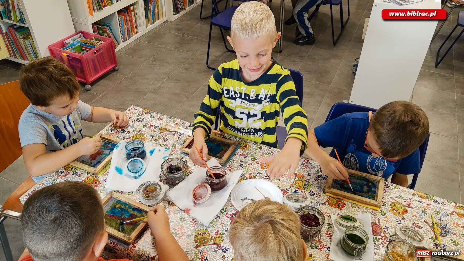 Zdjęcie w galerii na portalu naszraciborz.pl: Papierowy zawrót głowy w bibliotece w Brzeziu wiadomości z regionu