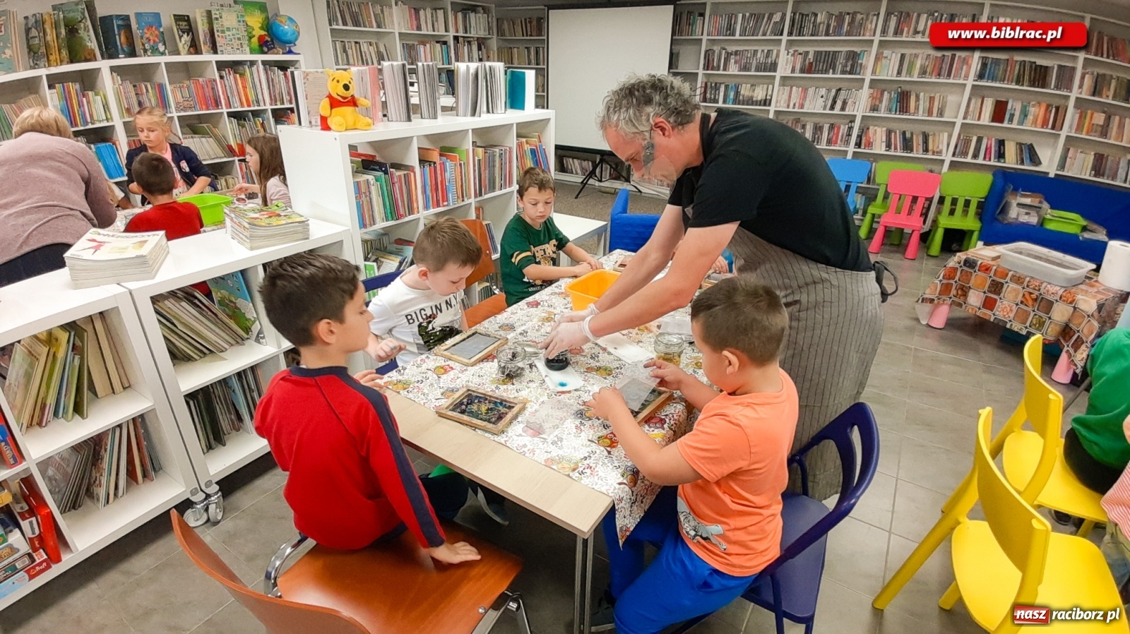 Zdjęcie w galerii na portalu naszraciborz.pl: Papierowy zawrót głowy w bibliotece w Brzeziu wiadomości z regionu