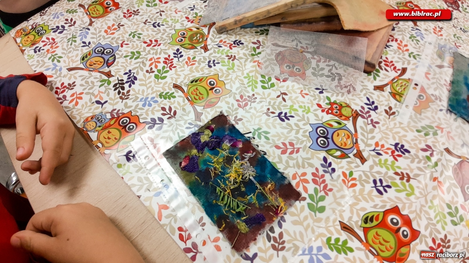 Zdjęcie w galerii na portalu naszraciborz.pl: Papierowy zawrót głowy w bibliotece w Brzeziu wiadomości z regionu