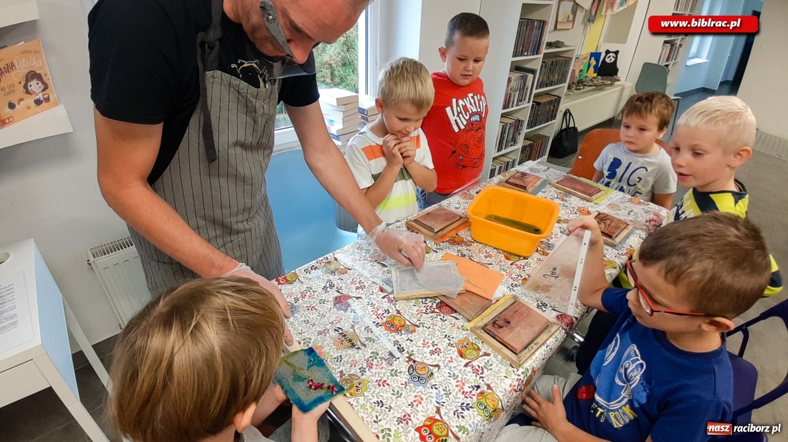 Zdjęcie w galerii na portalu naszraciborz.pl: Papierowy zawrót głowy w bibliotece w Brzeziu wiadomości z regionu