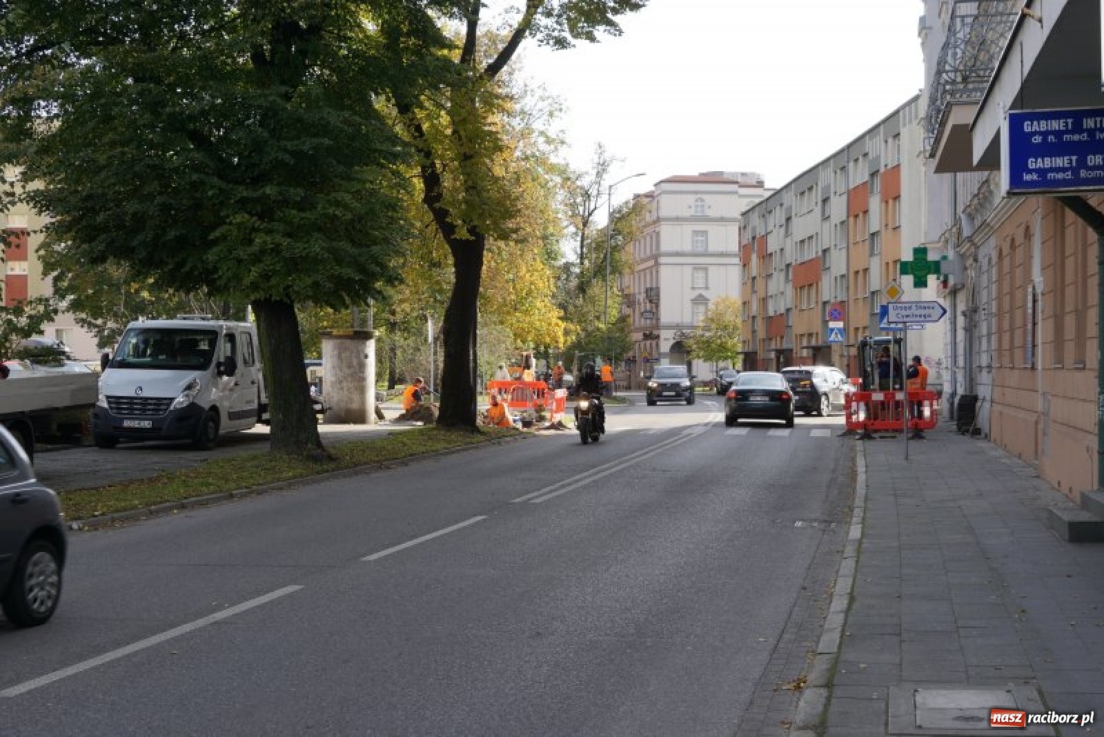 Zdjęcie w galerii na portalu naszraciborz.pl: Bezpieczne przejścia dla pieszych. Ruszył montaż oświetlenia wiadomości z regionu