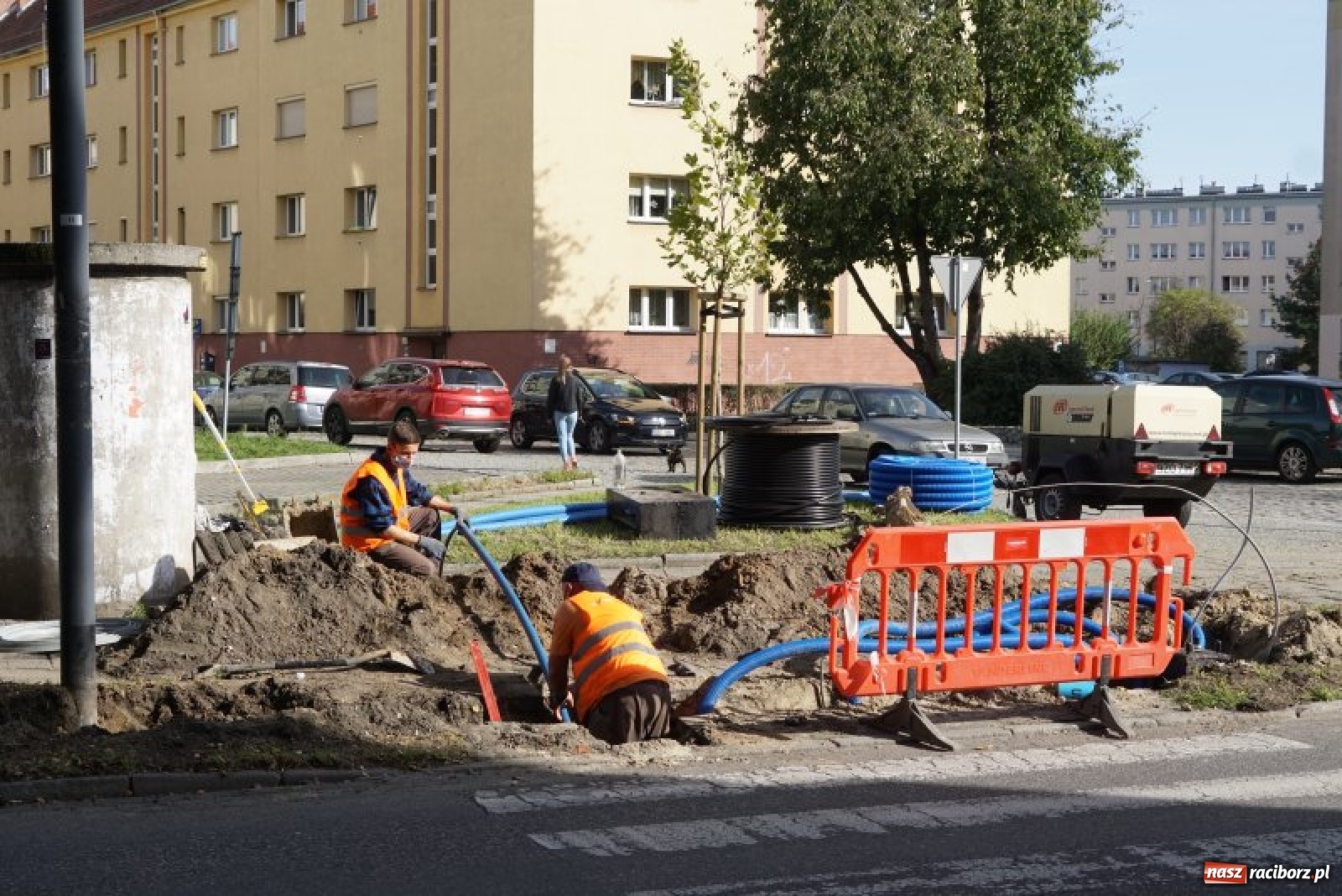 Zdjęcie w galerii na portalu naszraciborz.pl: Bezpieczne przejścia dla pieszych. Ruszył montaż oświetlenia wiadomości z regionu