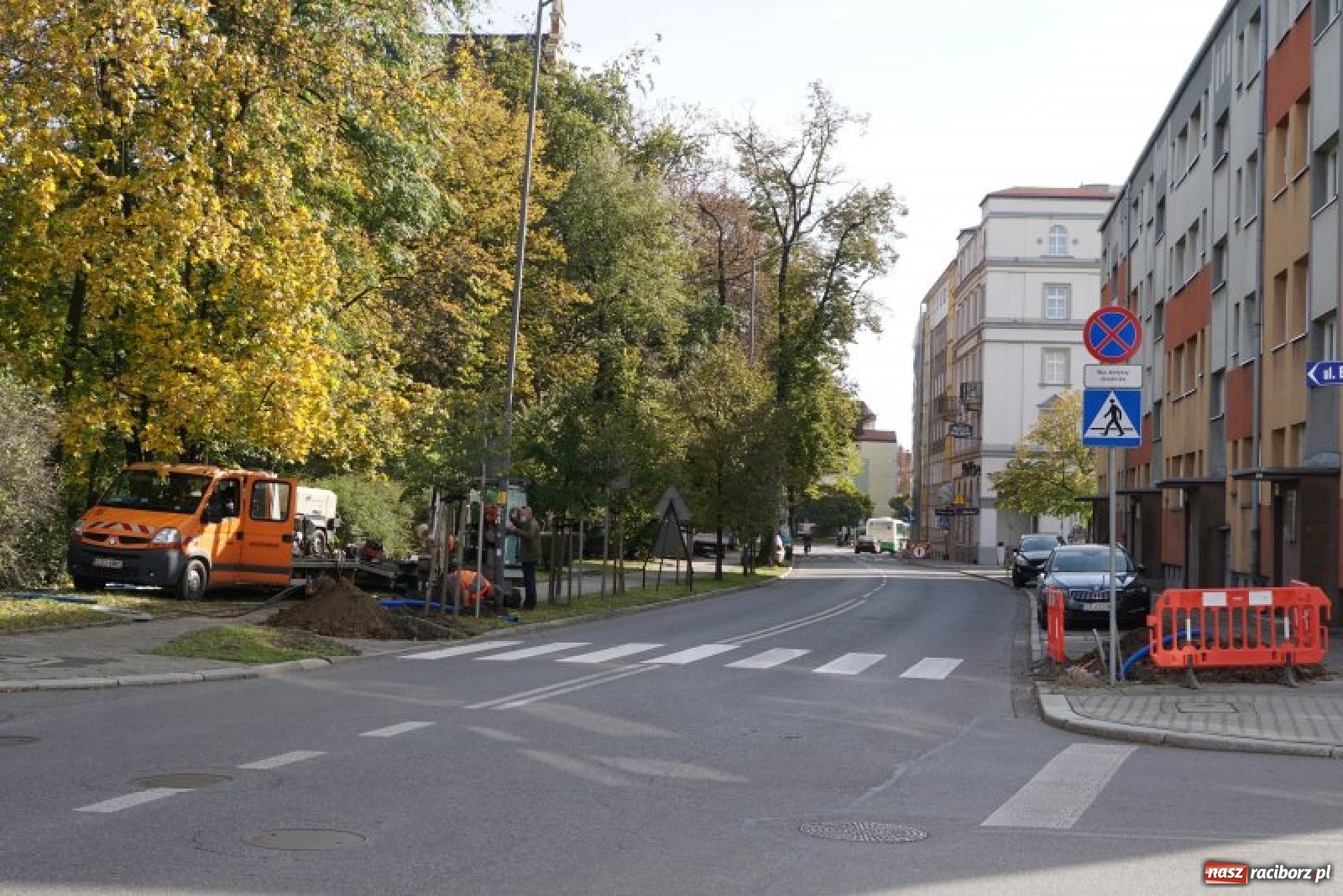 Zdjęcie w galerii na portalu naszraciborz.pl: Bezpieczne przejścia dla pieszych. Ruszył montaż oświetlenia wiadomości z regionu
