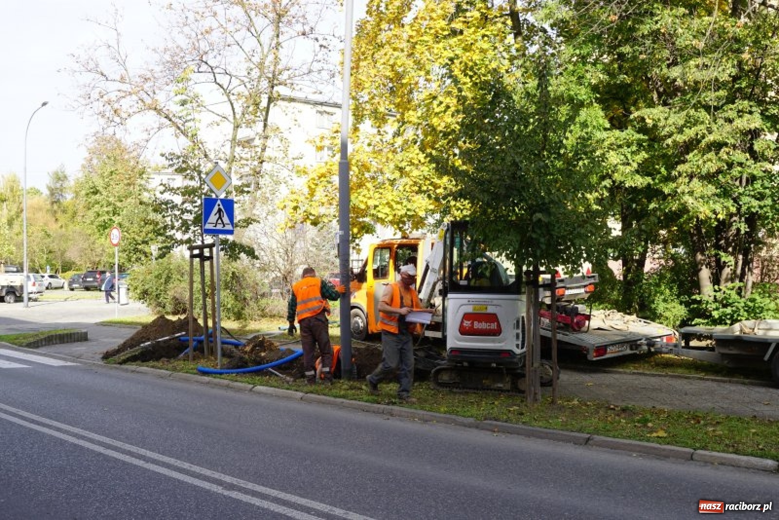 Zdjęcie w galerii na portalu naszraciborz.pl: Bezpieczne przejścia dla pieszych. Ruszył montaż oświetlenia wiadomości z regionu