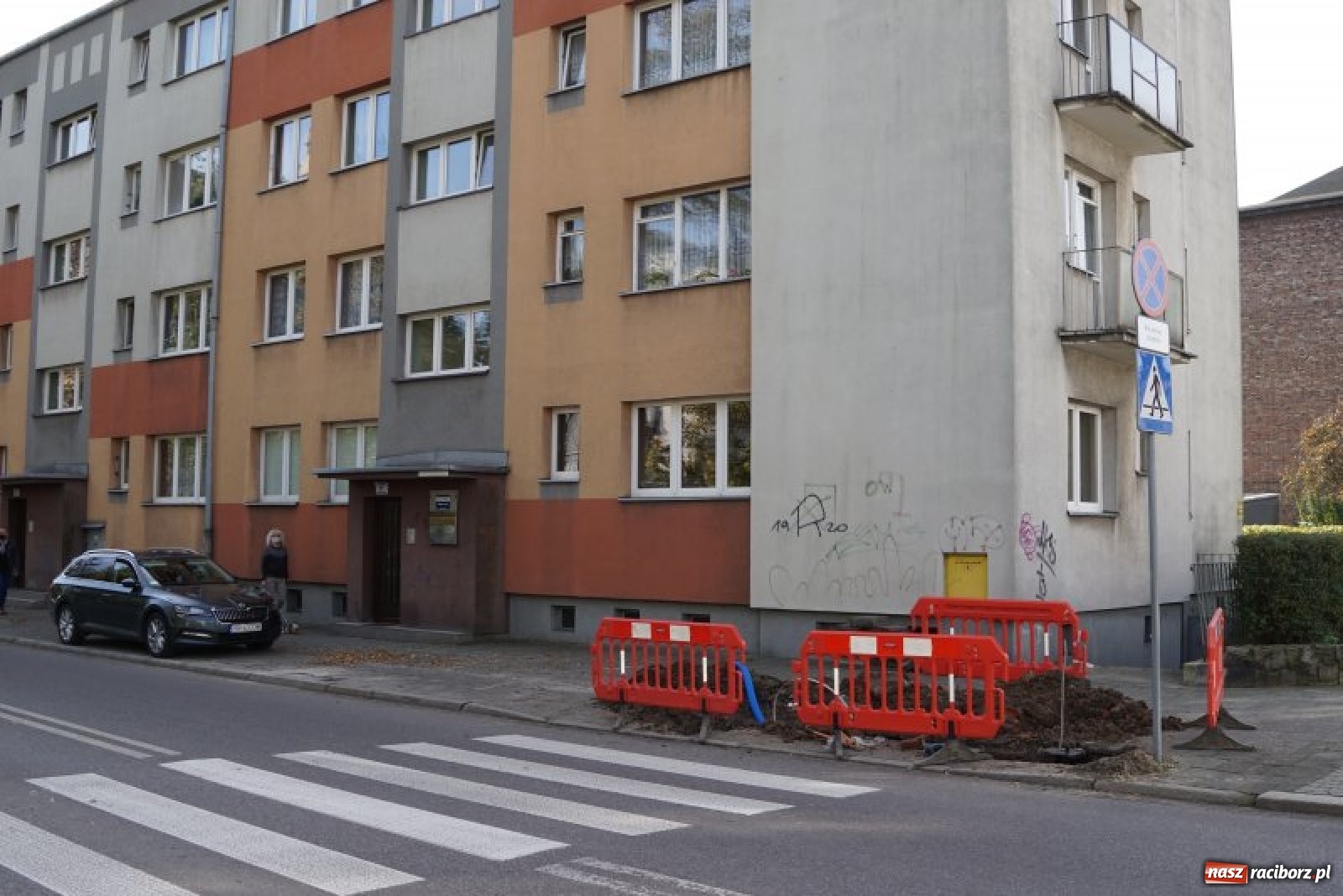 Zdjęcie w galerii na portalu naszraciborz.pl: Bezpieczne przejścia dla pieszych. Ruszył montaż oświetlenia wiadomości z regionu