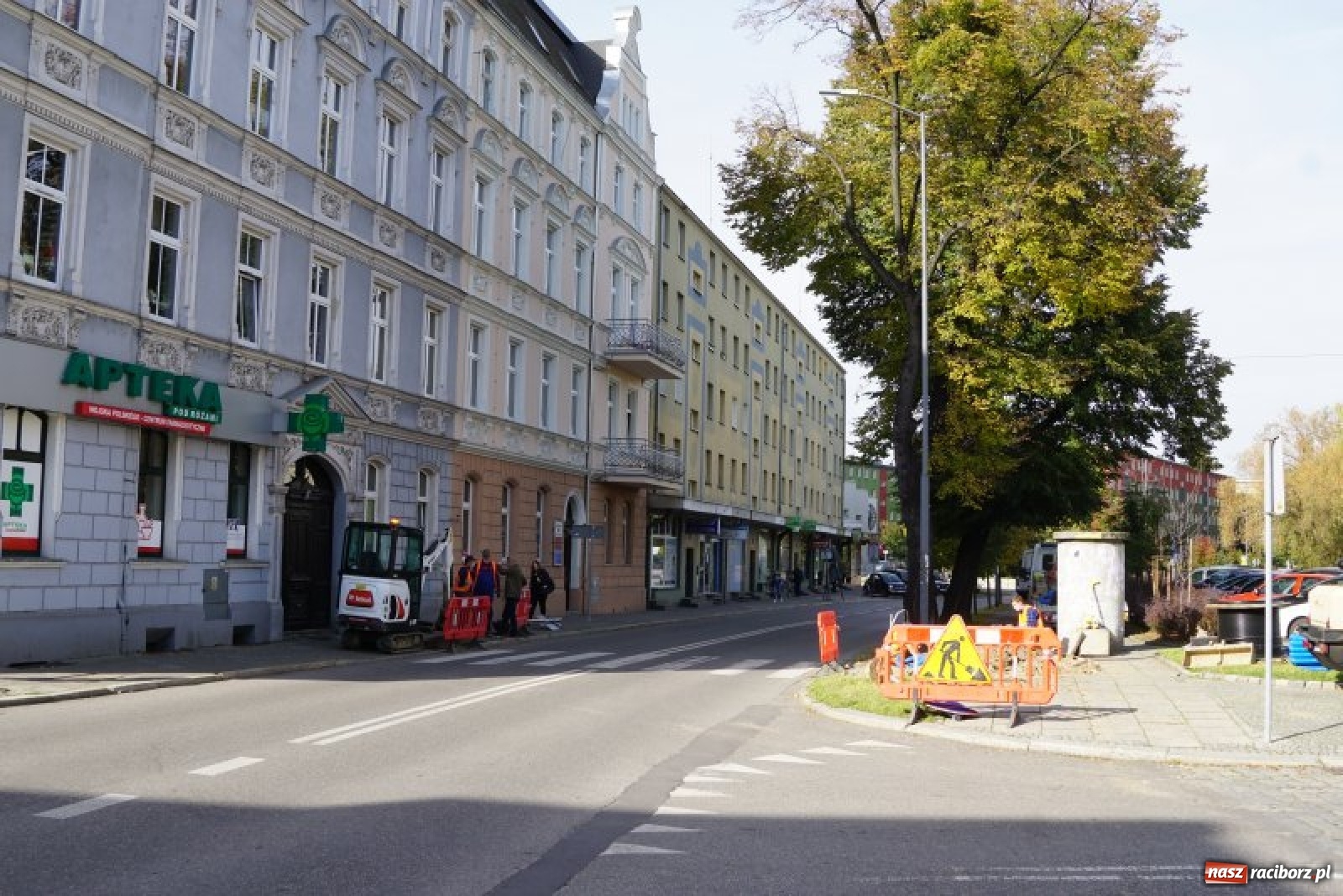 Zdjęcie w galerii na portalu naszraciborz.pl: Bezpieczne przejścia dla pieszych. Ruszył montaż oświetlenia wiadomości z regionu