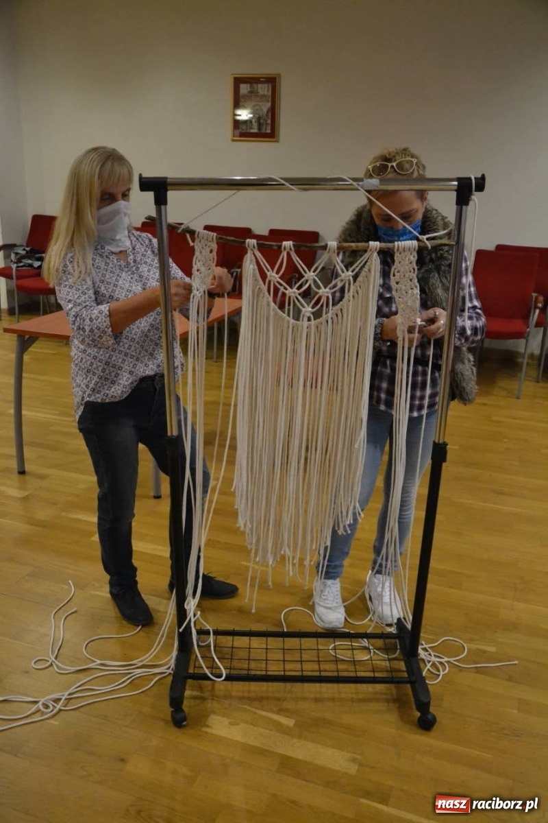 Zdjęcie w galerii na portalu naszraciborz.pl: Makrama. Krok po kroku. Warsztaty na zamku wiadomości z regionu