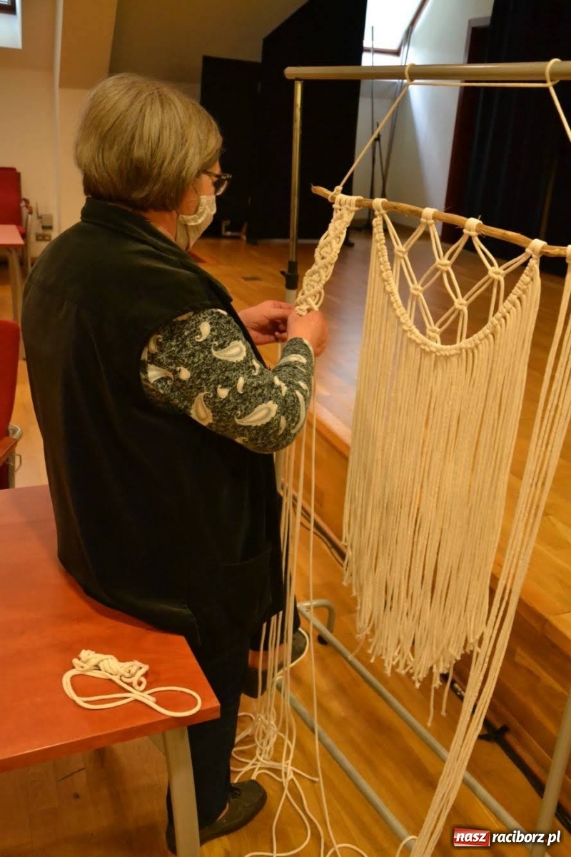 Zdjęcie w galerii na portalu naszraciborz.pl: Makrama. Krok po kroku. Warsztaty na zamku wiadomości z regionu