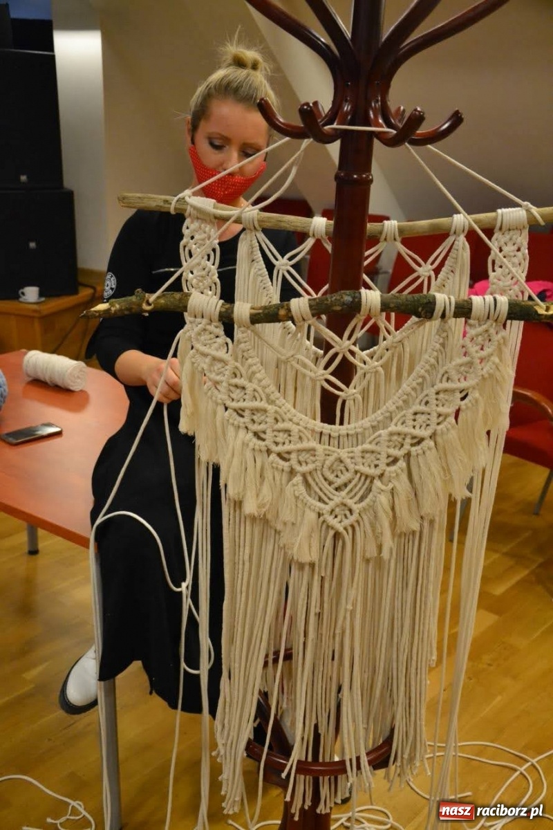 Zdjęcie w galerii na portalu naszraciborz.pl: Makrama. Krok po kroku. Warsztaty na zamku wiadomości z regionu