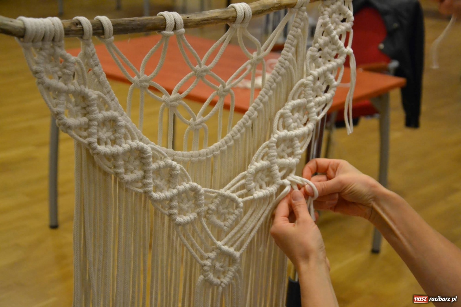 Zdjęcie w galerii na portalu naszraciborz.pl: Makrama. Krok po kroku. Warsztaty na zamku wiadomości z regionu