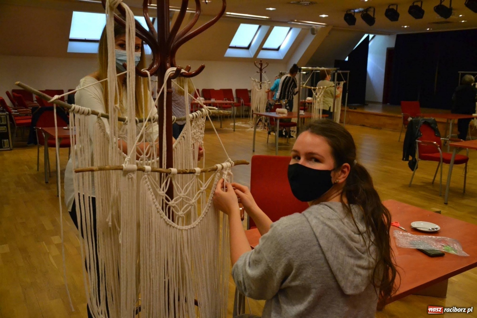 Zdjęcie w galerii na portalu naszraciborz.pl: Makrama. Krok po kroku. Warsztaty na zamku wiadomości z regionu