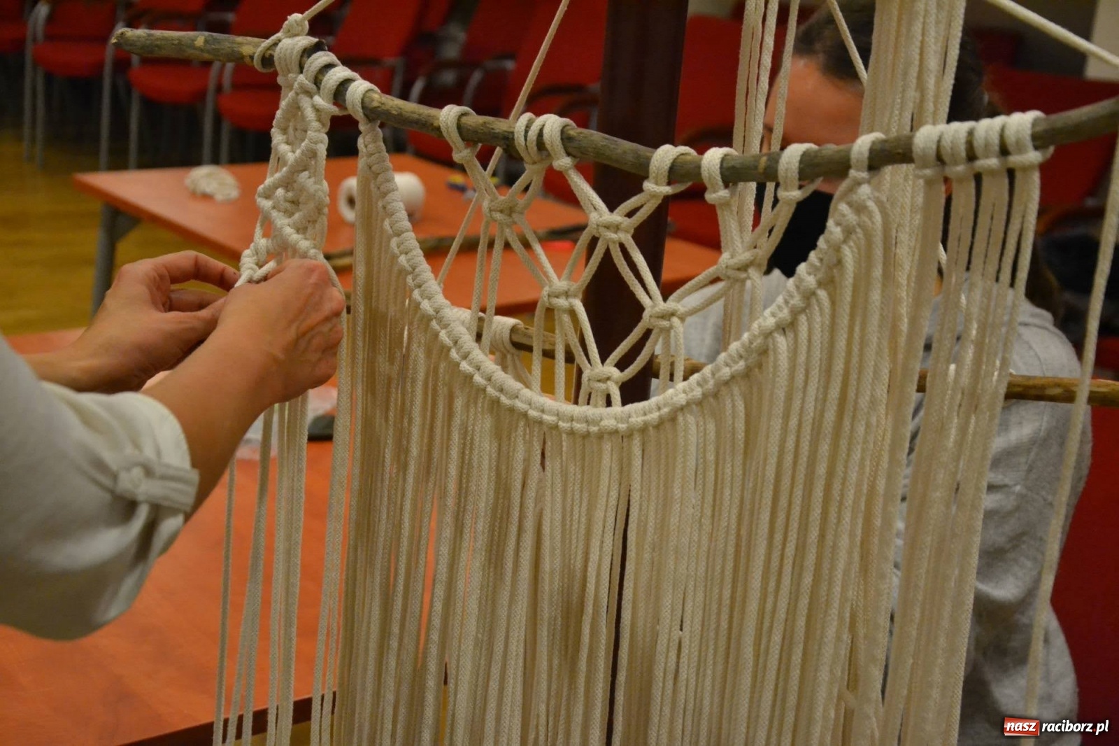 Zdjęcie w galerii na portalu naszraciborz.pl: Makrama. Krok po kroku. Warsztaty na zamku wiadomości z regionu