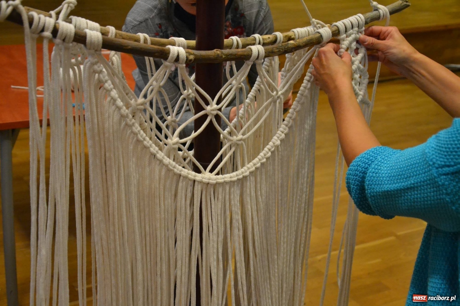 Zdjęcie w galerii na portalu naszraciborz.pl: Makrama. Krok po kroku. Warsztaty na zamku wiadomości z regionu