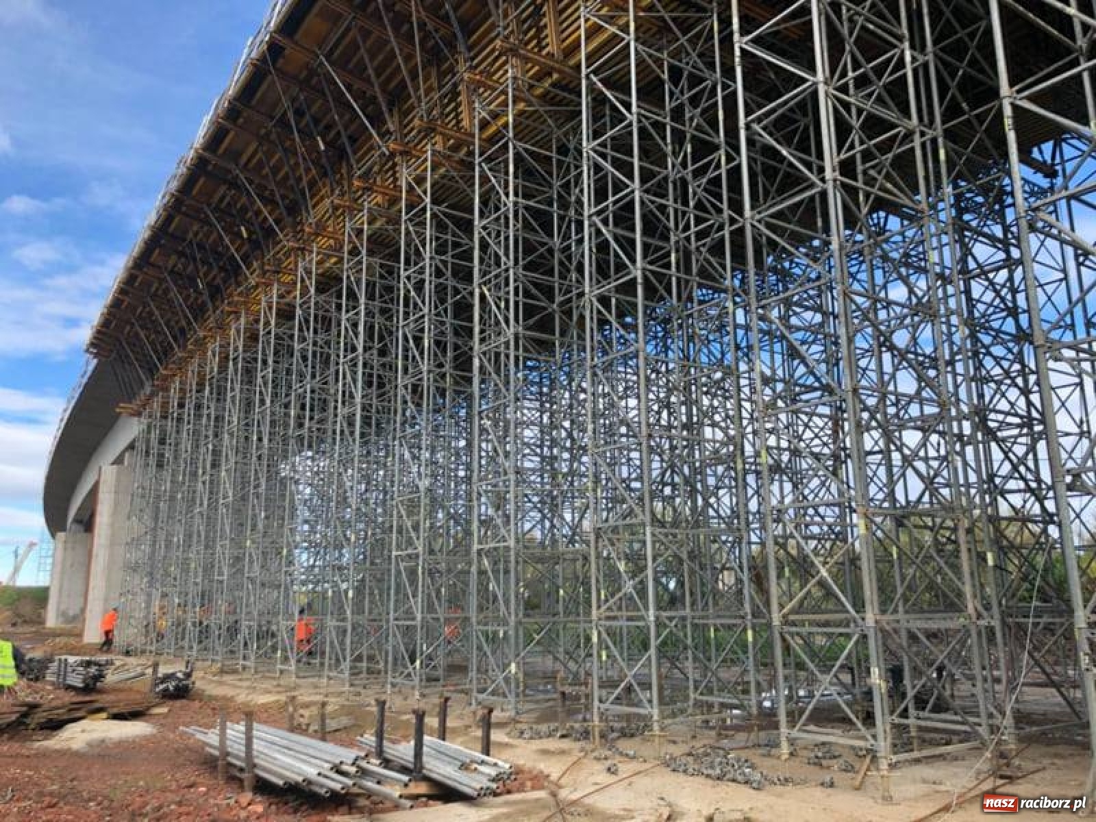 Zdjęcie w galerii na portalu naszraciborz.pl: Budowa ronda przy Piaskowej-Rybnickiej. Tak będzie zorganizowany ruch wiadomości z regionu