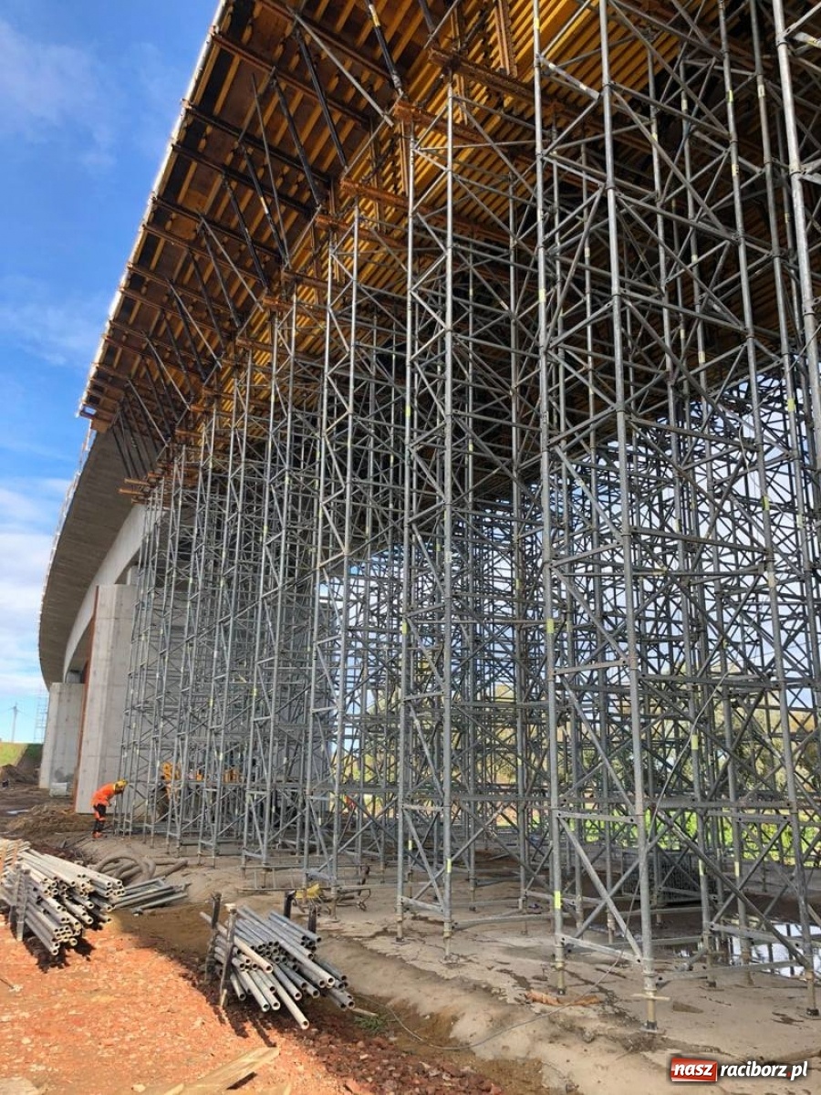 Zdjęcie w galerii na portalu naszraciborz.pl: Budowa ronda przy Piaskowej-Rybnickiej. Tak będzie zorganizowany ruch wiadomości z regionu