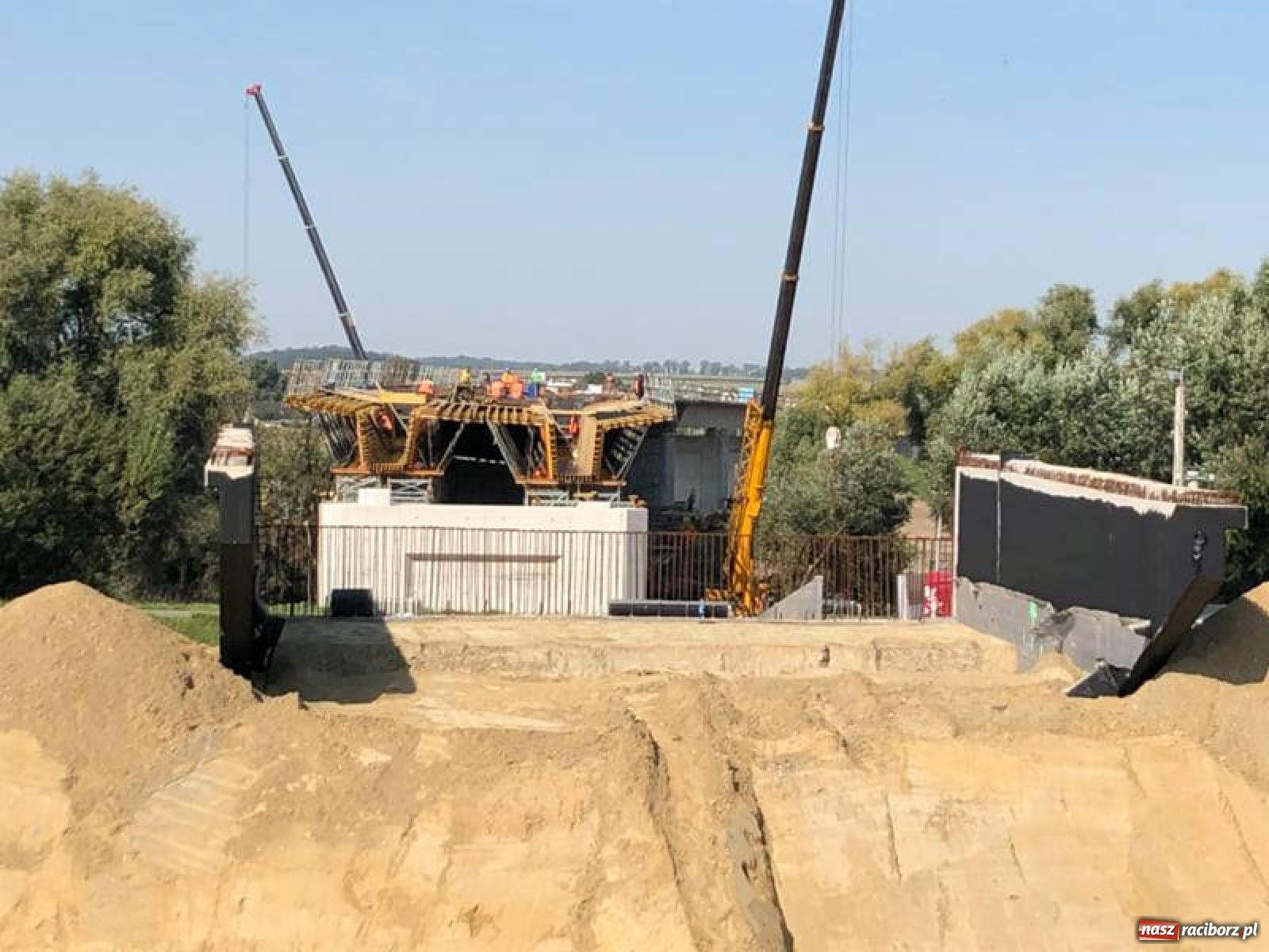 Zdjęcie w galerii na portalu naszraciborz.pl: Budowa ronda przy Piaskowej-Rybnickiej. Tak będzie zorganizowany ruch wiadomości z regionu