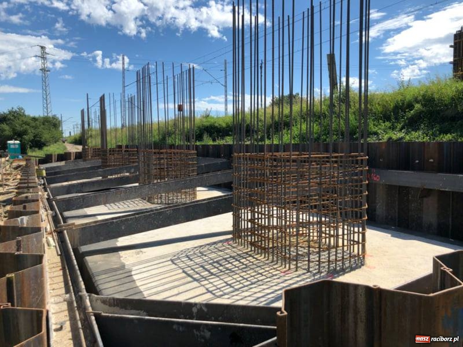 Zdjęcie w galerii na portalu naszraciborz.pl: Budowa ronda przy Piaskowej-Rybnickiej. Tak będzie zorganizowany ruch wiadomości z regionu