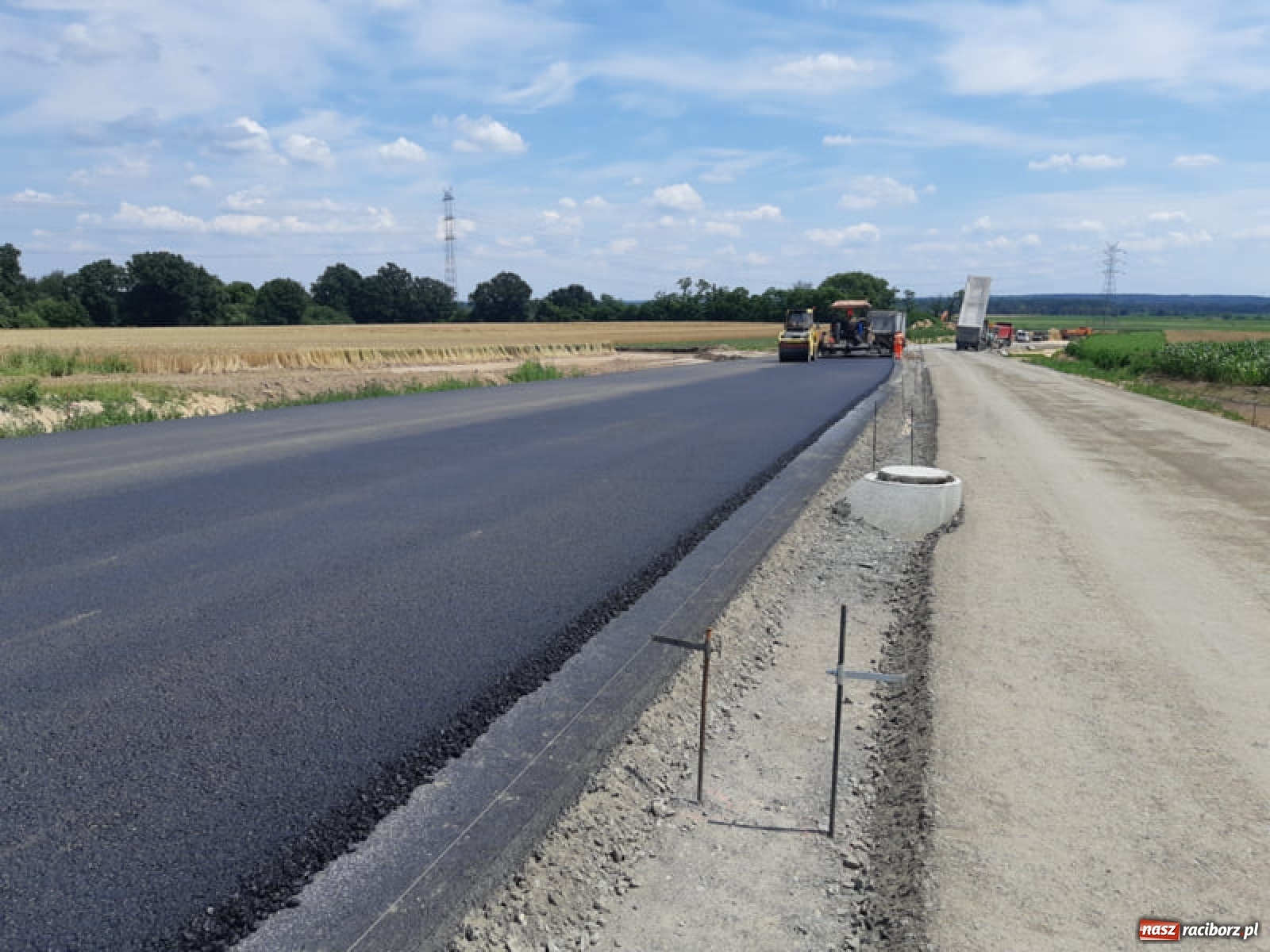 Zdjęcie w galerii na portalu naszraciborz.pl: Budowa ronda przy Piaskowej-Rybnickiej. Tak będzie zorganizowany ruch wiadomości z regionu