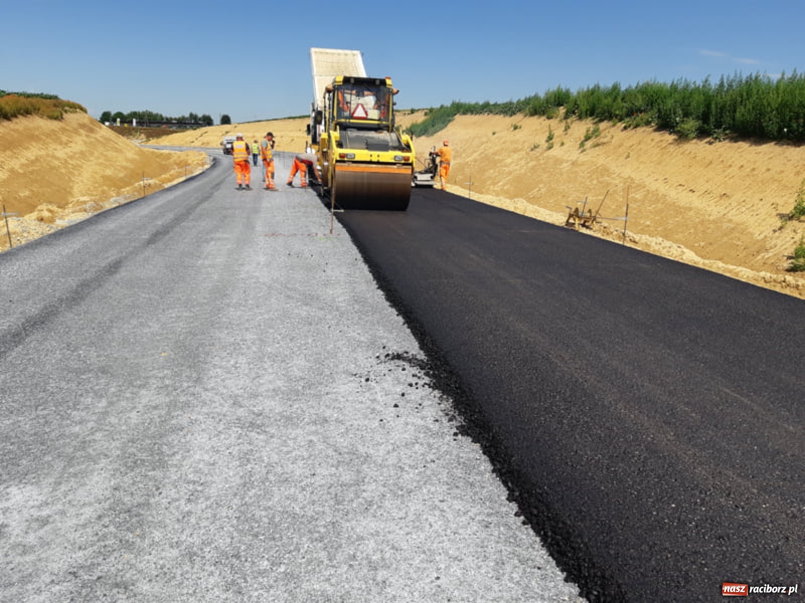 Zdjęcie w galerii na portalu naszraciborz.pl: Budowa ronda przy Piaskowej-Rybnickiej. Tak będzie zorganizowany ruch wiadomości z regionu