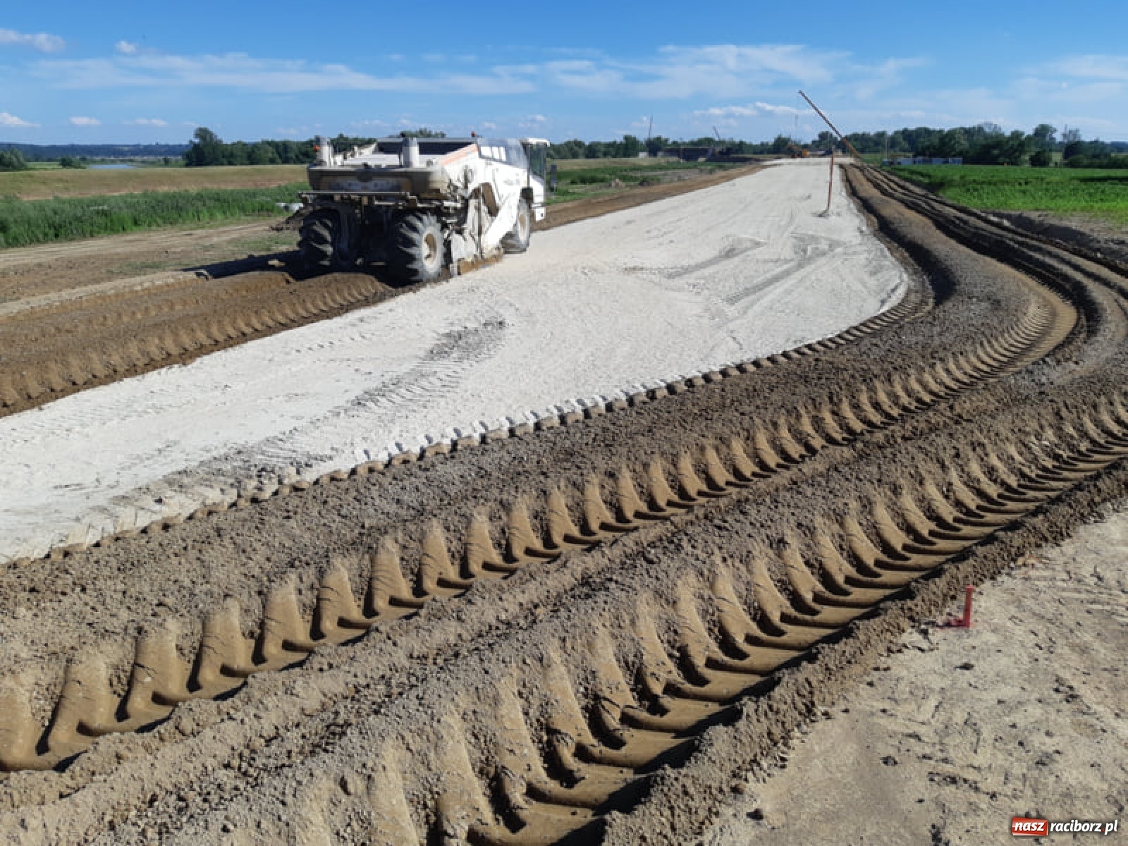 Zdjęcie w galerii na portalu naszraciborz.pl: Budowa ronda przy Piaskowej-Rybnickiej. Tak będzie zorganizowany ruch wiadomości z regionu