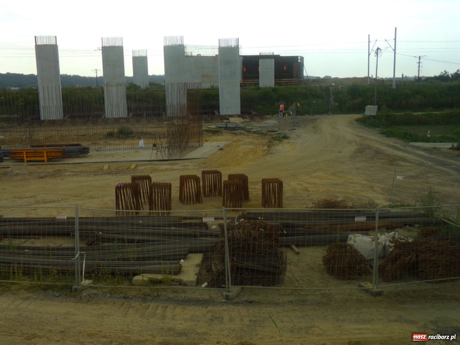 Zdjęcie w galerii na portalu naszraciborz.pl: Budowa ronda przy Piaskowej-Rybnickiej. Tak będzie zorganizowany ruch wiadomości z regionu