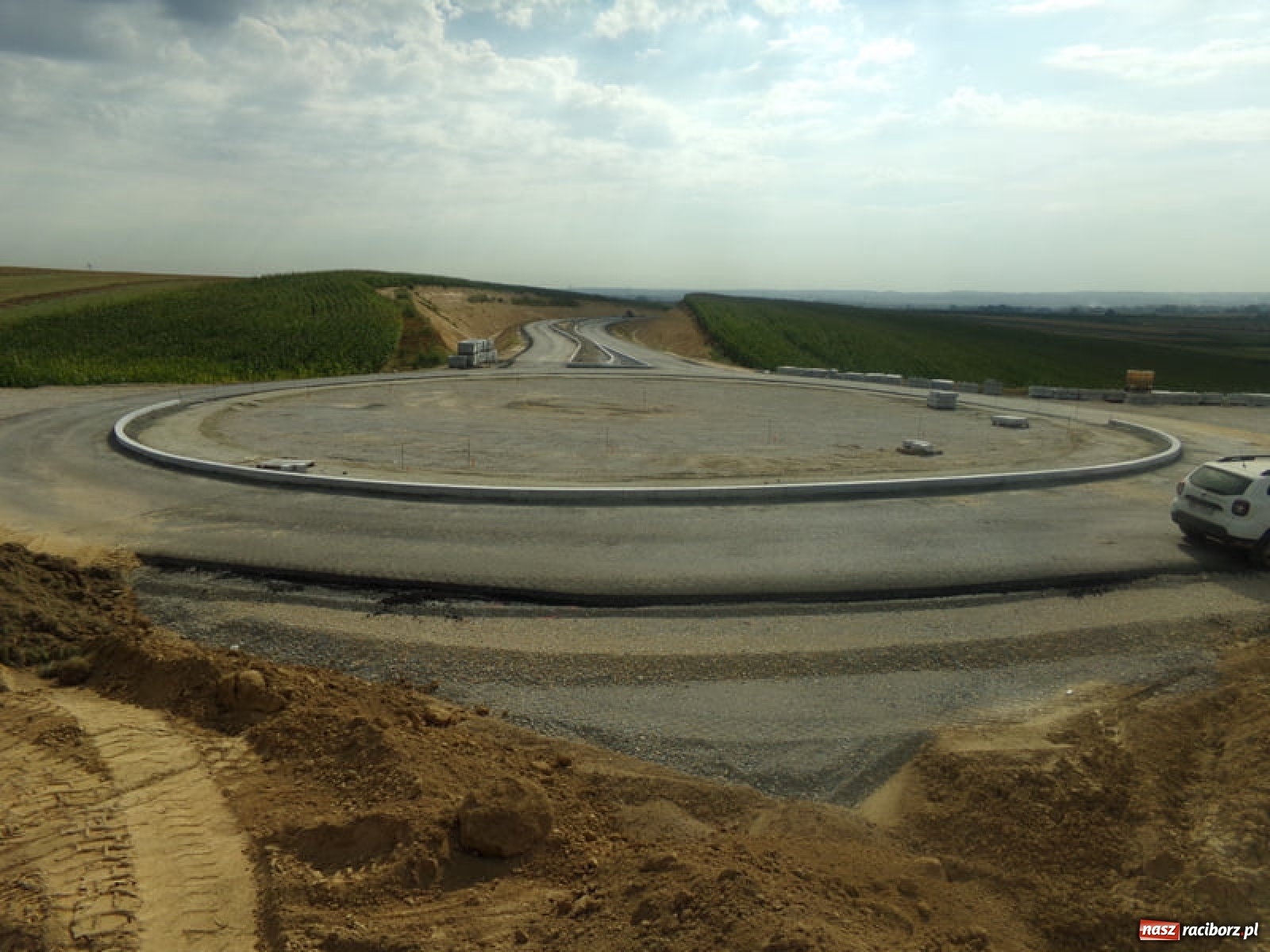 Zdjęcie w galerii na portalu naszraciborz.pl: Budowa ronda przy Piaskowej-Rybnickiej. Tak będzie zorganizowany ruch wiadomości z regionu