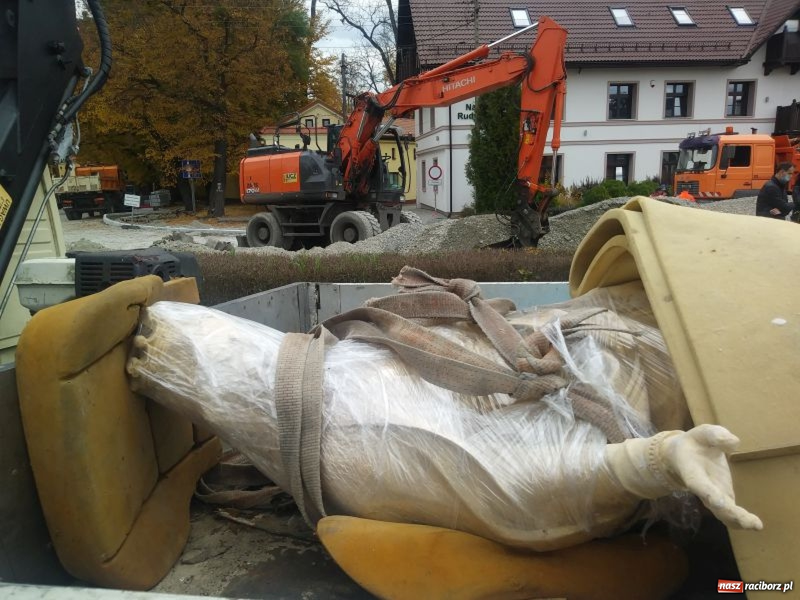 Zdjęcie w galerii na portalu naszraciborz.pl: Figura Matki Boskiej wróciła do Rud wiadomości z regionu