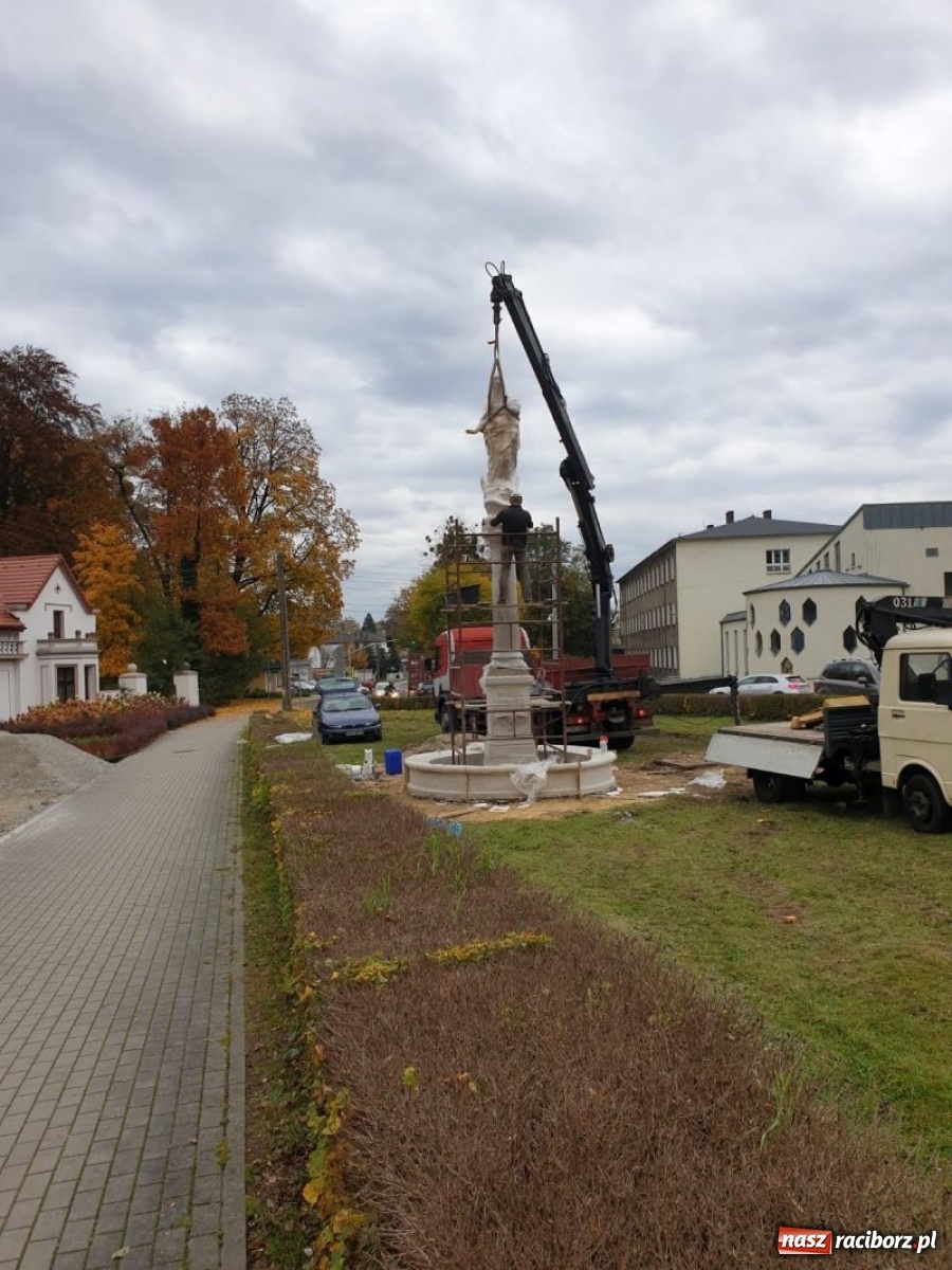 Zdjęcie w galerii na portalu naszraciborz.pl: Figura Matki Boskiej wróciła do Rud wiadomości z regionu