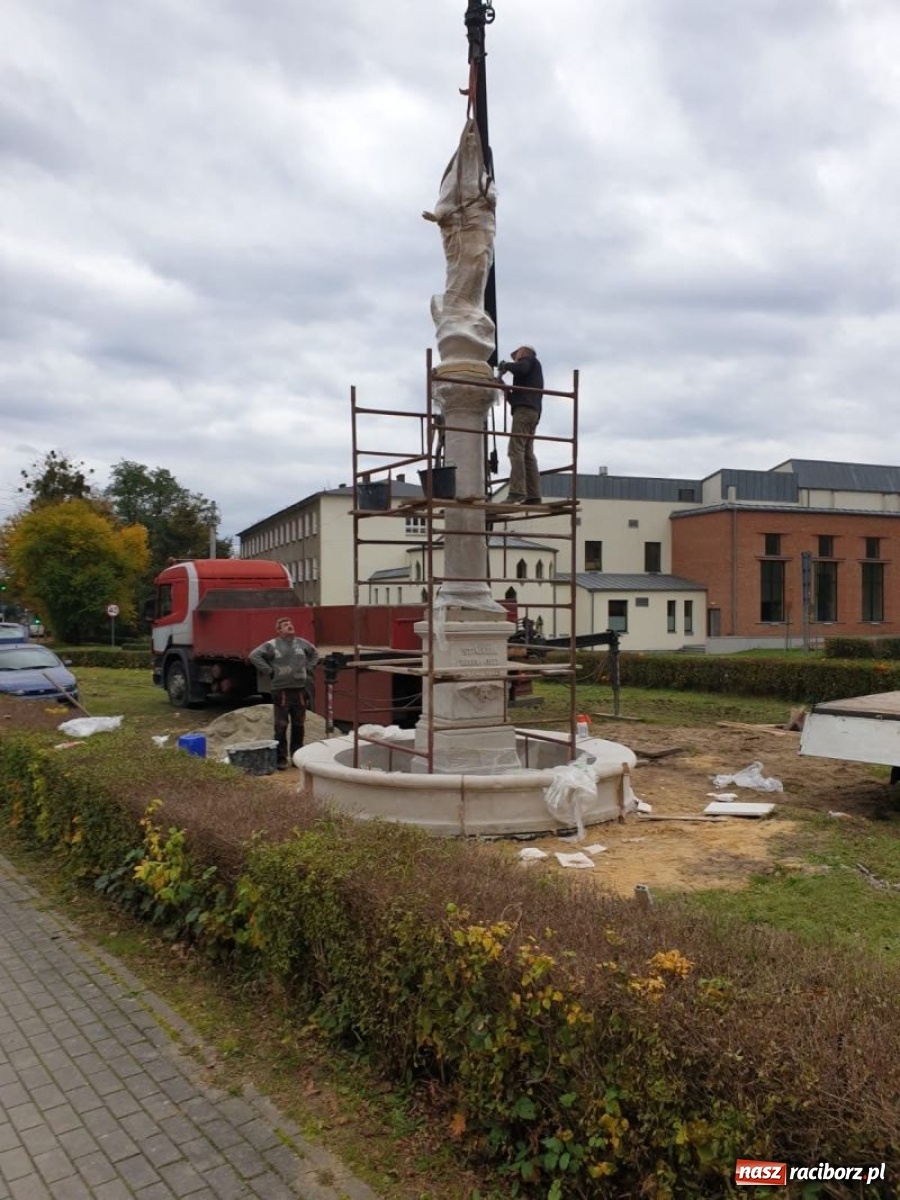 Zdjęcie w galerii na portalu naszraciborz.pl: Figura Matki Boskiej wróciła do Rud wiadomości z regionu