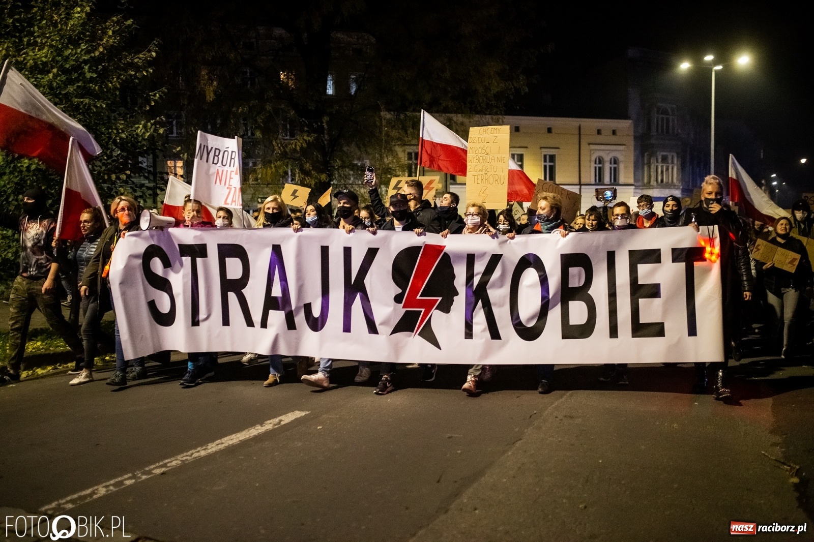 Zdjęcie w galerii na portalu naszraciborz.pl: Racibórz w onet.pl. Protest w małym mieście. Też chcemy pokazać, że się nie zgadzamy  wiadomości z regionu
