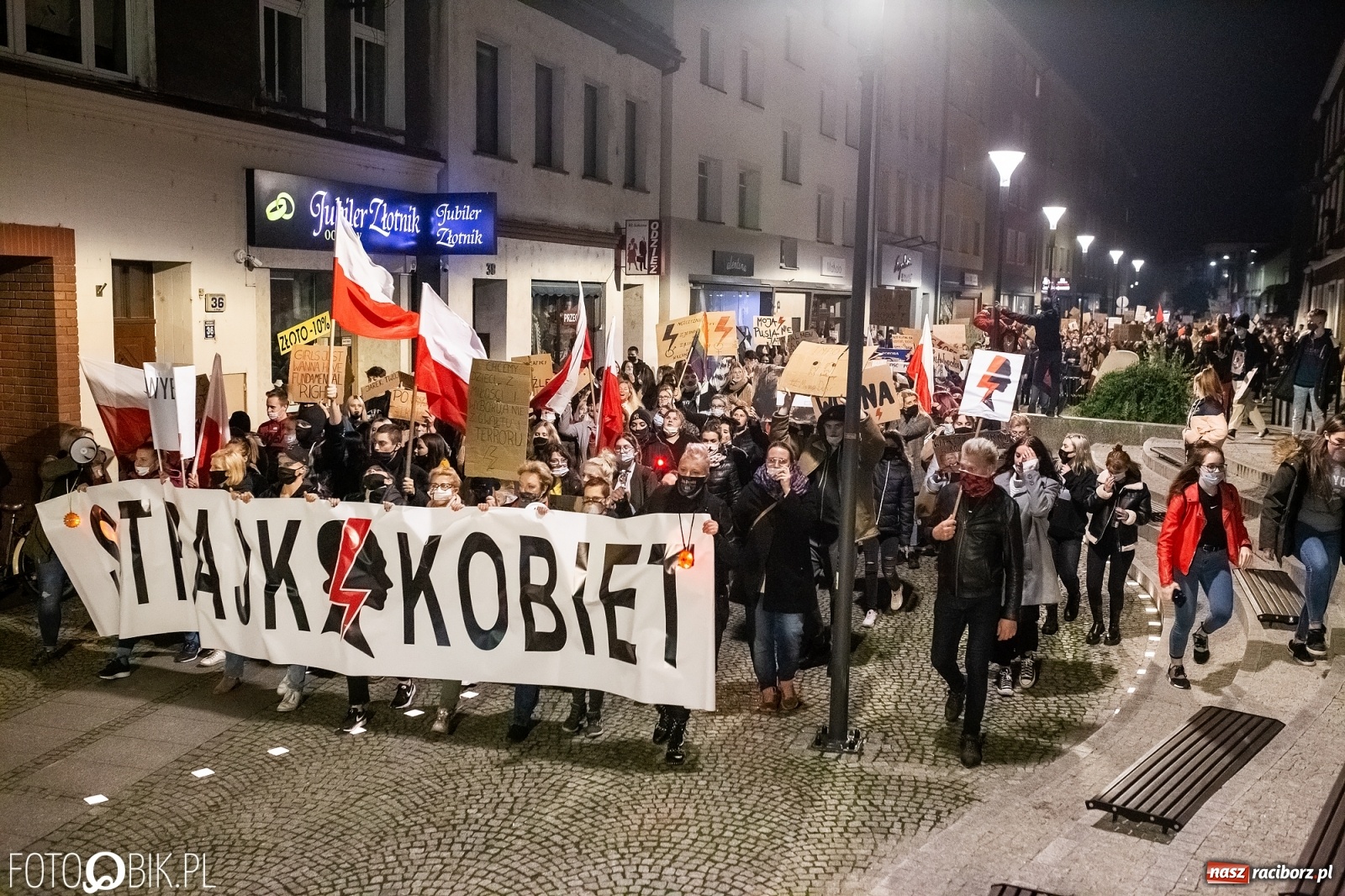 Zdjęcie w galerii na portalu naszraciborz.pl: Racibórz w onet.pl. Protest w małym mieście. Też chcemy pokazać, że się nie zgadzamy  wiadomości z regionu