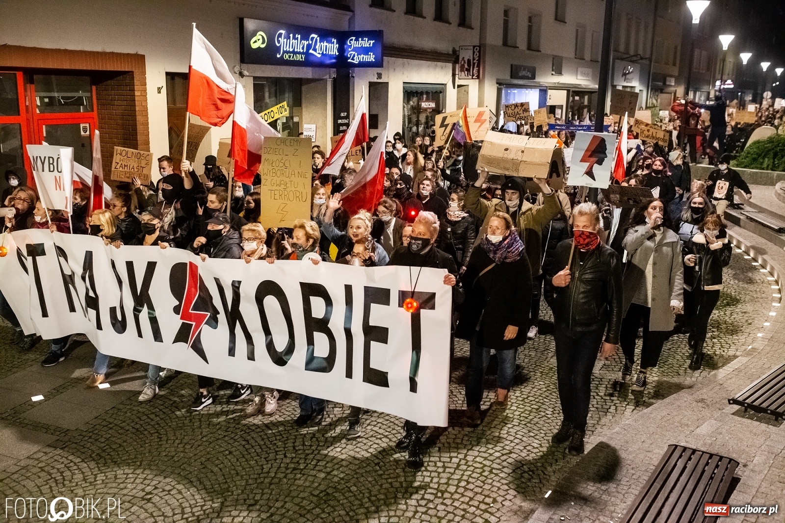 Zdjęcie w galerii na portalu naszraciborz.pl: Racibórz w onet.pl. Protest w małym mieście. Też chcemy pokazać, że się nie zgadzamy  wiadomości z regionu