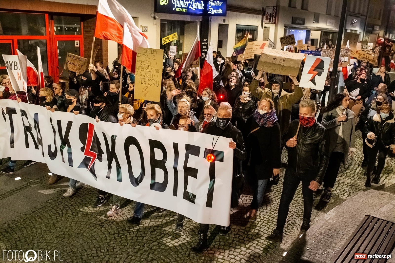 Zdjęcie w galerii na portalu naszraciborz.pl: Racibórz w onet.pl. Protest w małym mieście. Też chcemy pokazać, że się nie zgadzamy  wiadomości z regionu