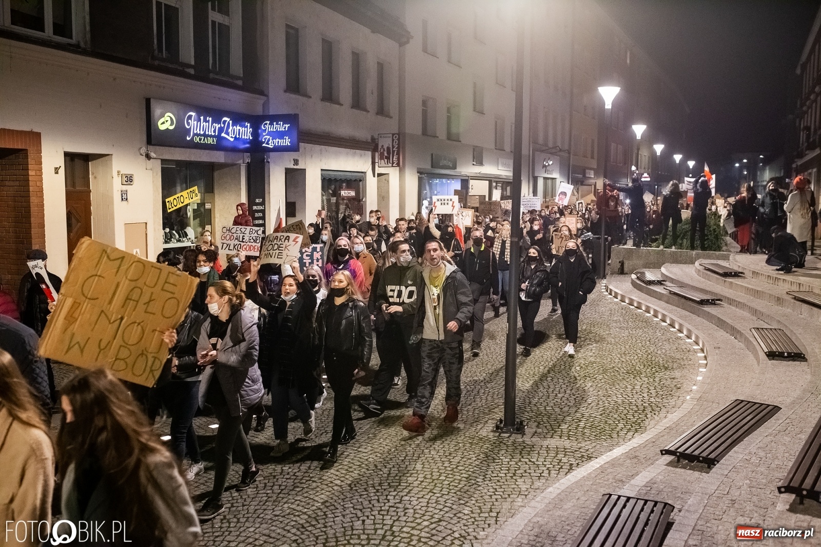 Zdjęcie w galerii na portalu naszraciborz.pl: Racibórz w onet.pl. Protest w małym mieście. Też chcemy pokazać, że się nie zgadzamy  wiadomości z regionu