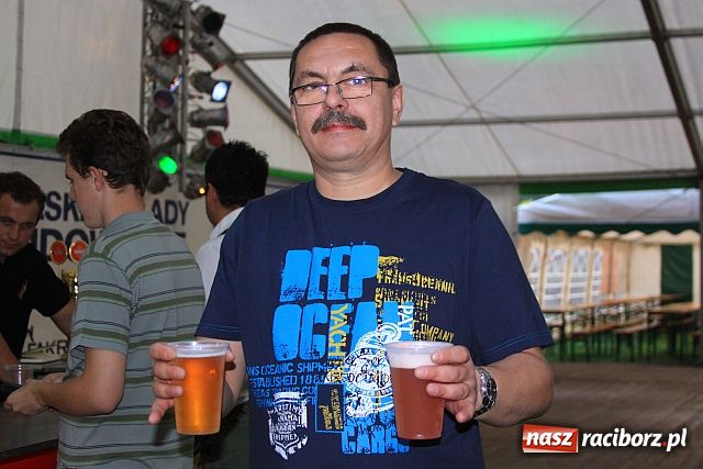 Zdjęcie w galerii na portalu naszraciborz.pl: Śląska muzyka, wice i piwo wiadomości z regionu