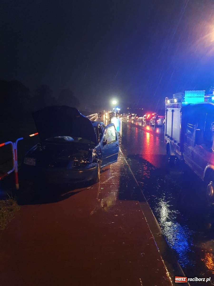 Zdjęcie w galerii na portalu naszraciborz.pl: Zderzenie fiata i volkswagena na trasie Racibórz-Żerdziny  wiadomości z regionu