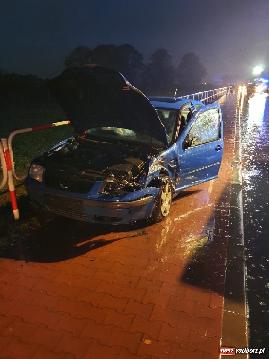 Zdjęcie w galerii na portalu naszraciborz.pl: Zderzenie fiata i volkswagena na trasie Racibórz-Żerdziny  wiadomości z regionu