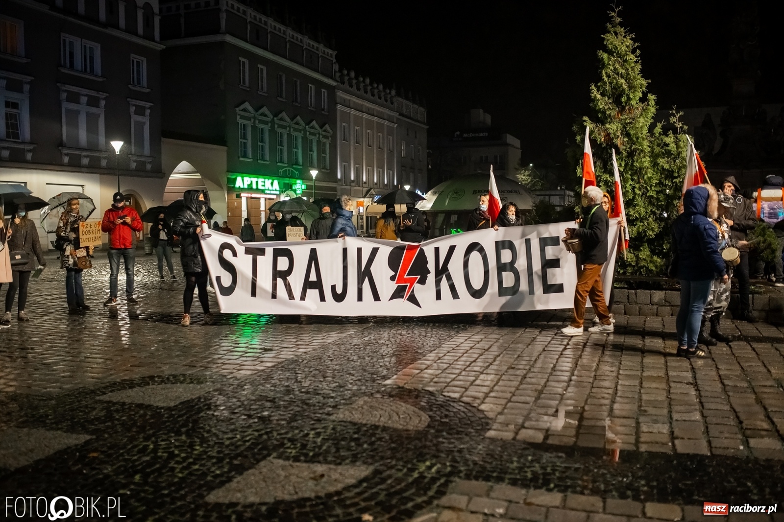 Zdjęcie w galerii na portalu naszraciborz.pl: Czwarty protest w Raciborzu, tym razem kreatywny i samochodowy [WIDEO] wiadomości z regionu