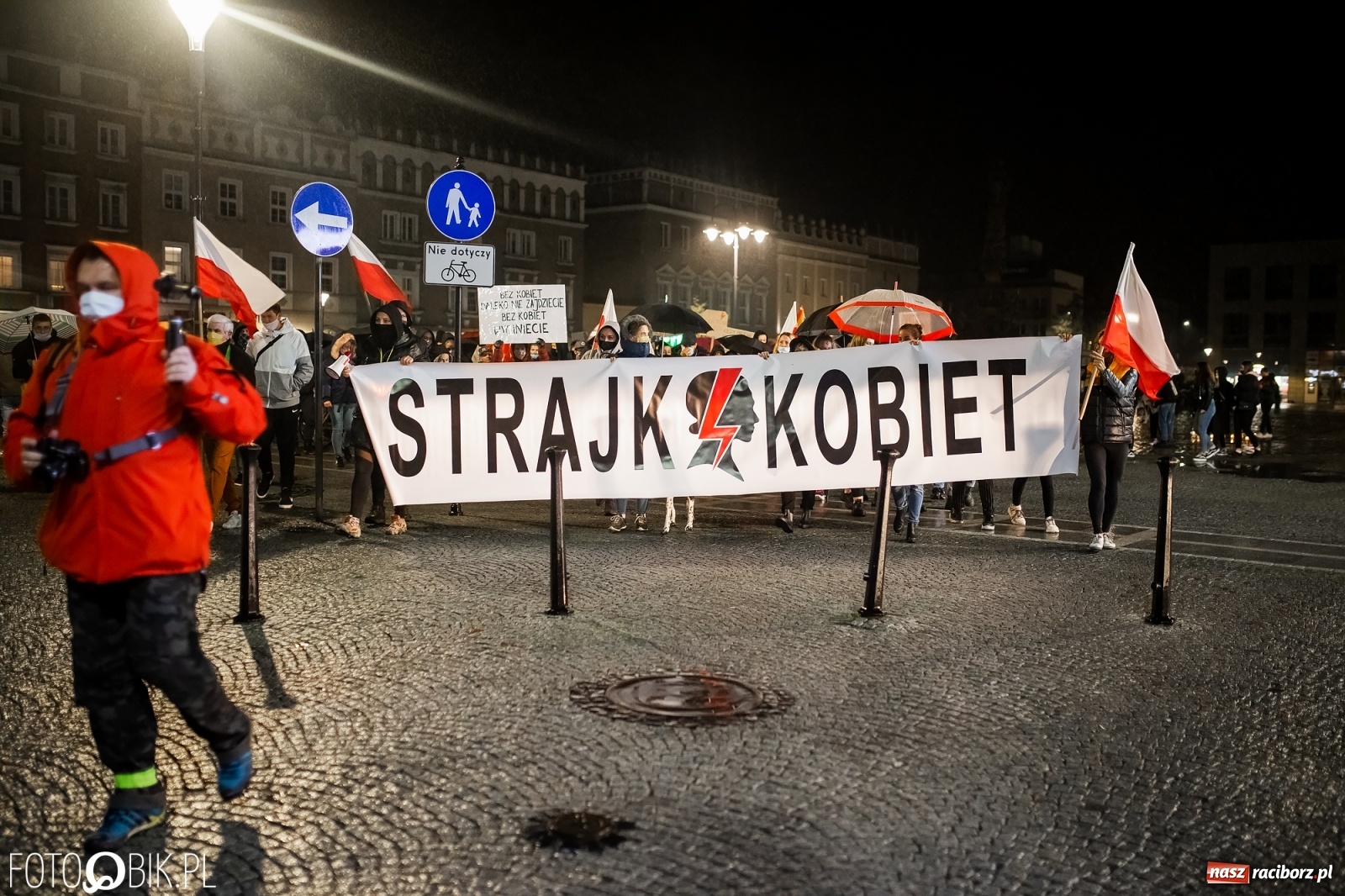 Zdjęcie w galerii na portalu naszraciborz.pl: Czwarty protest w Raciborzu, tym razem kreatywny i samochodowy [WIDEO] wiadomości z regionu