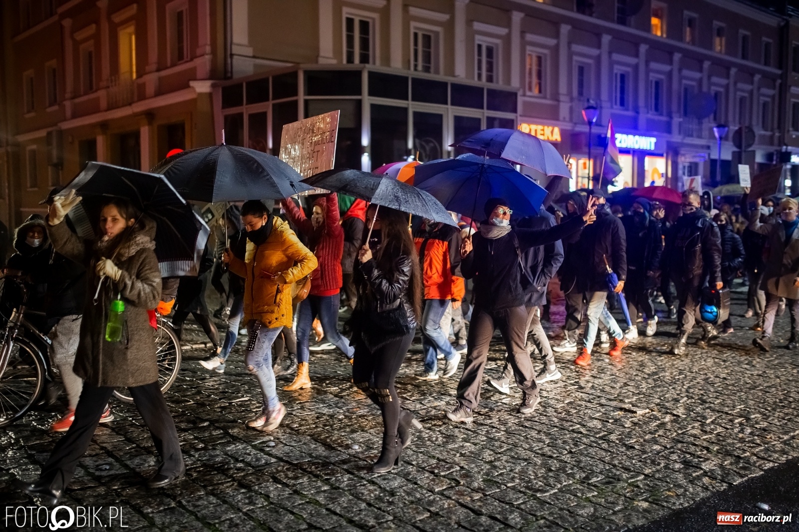 Zdjęcie w galerii na portalu naszraciborz.pl: Czwarty protest w Raciborzu, tym razem kreatywny i samochodowy [WIDEO] wiadomości z regionu