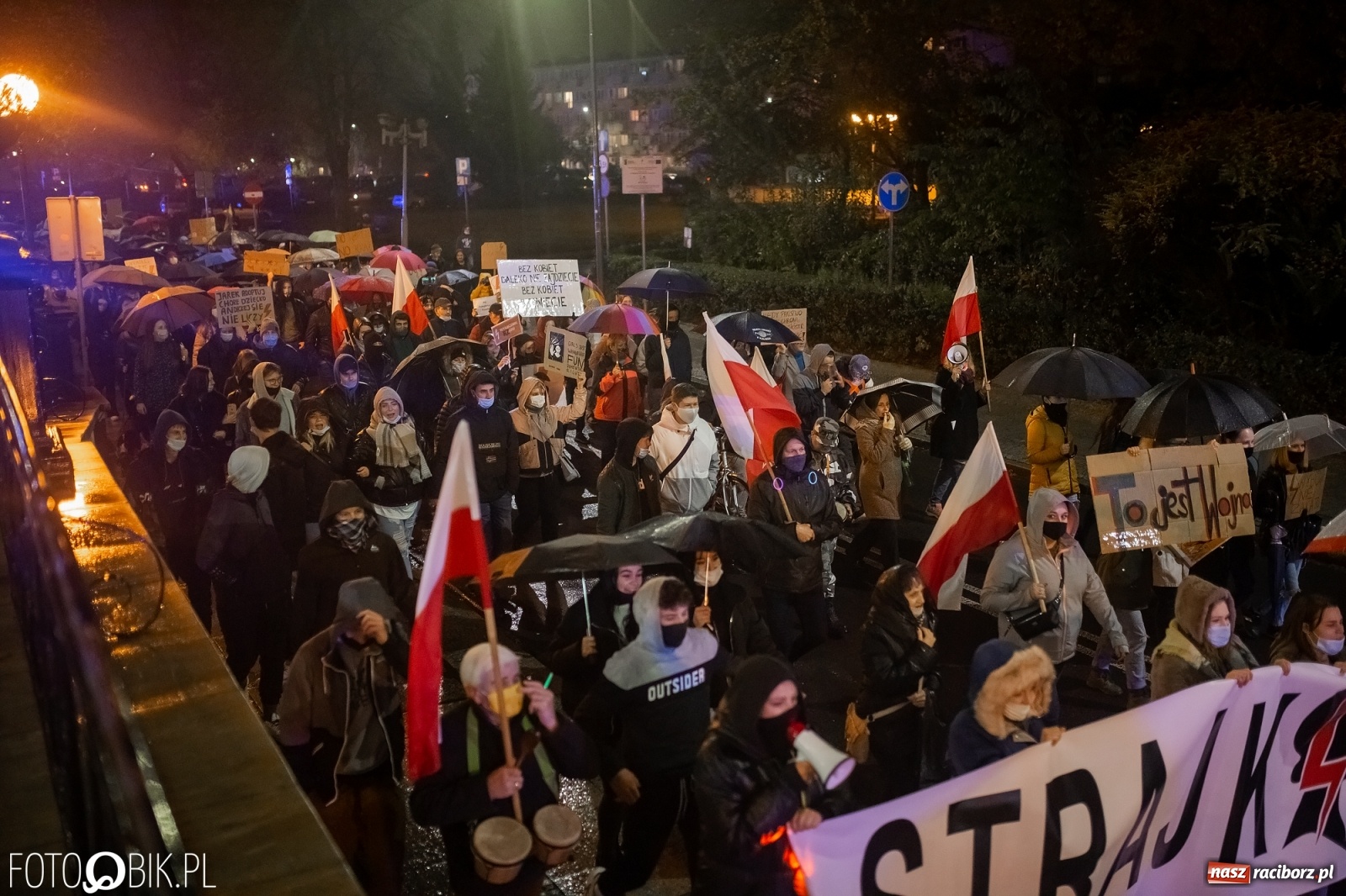 Zdjęcie w galerii na portalu naszraciborz.pl: Czwarty protest w Raciborzu, tym razem kreatywny i samochodowy [WIDEO] wiadomości z regionu