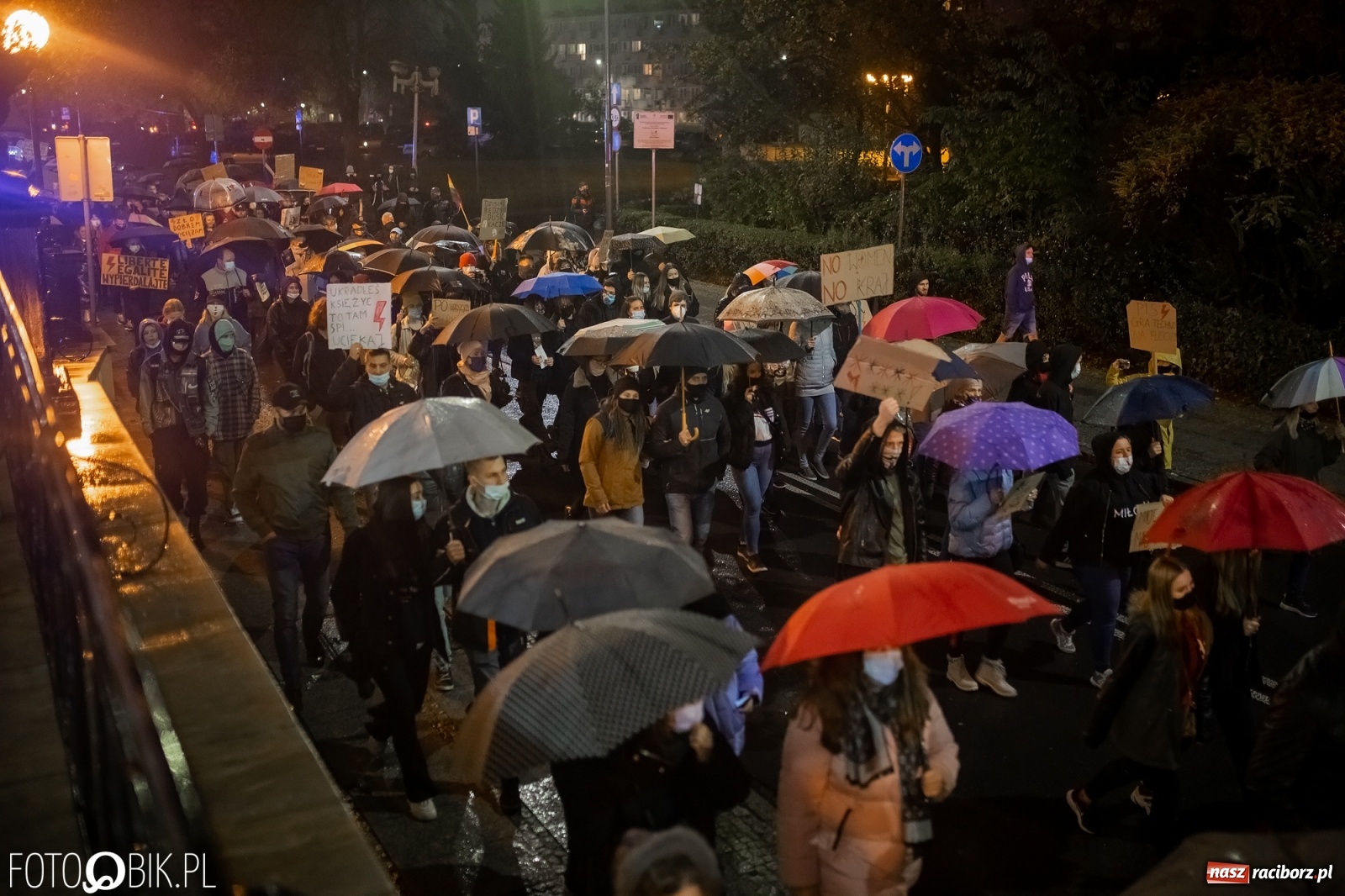Zdjęcie w galerii na portalu naszraciborz.pl: Czwarty protest w Raciborzu, tym razem kreatywny i samochodowy [WIDEO] wiadomości z regionu